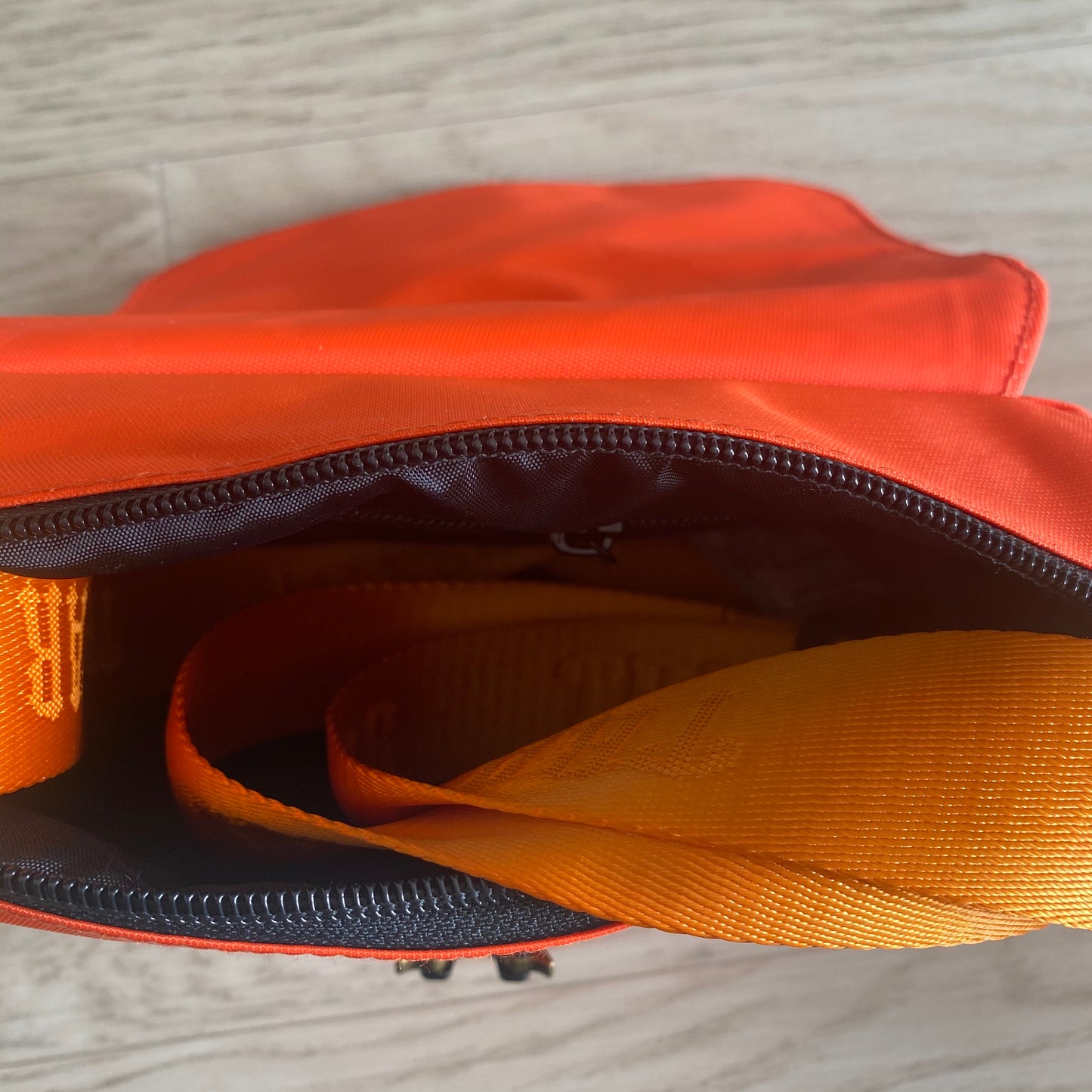 trapstar-irongate-t-crossbody-bag-orange-7-Drip Store Argentina