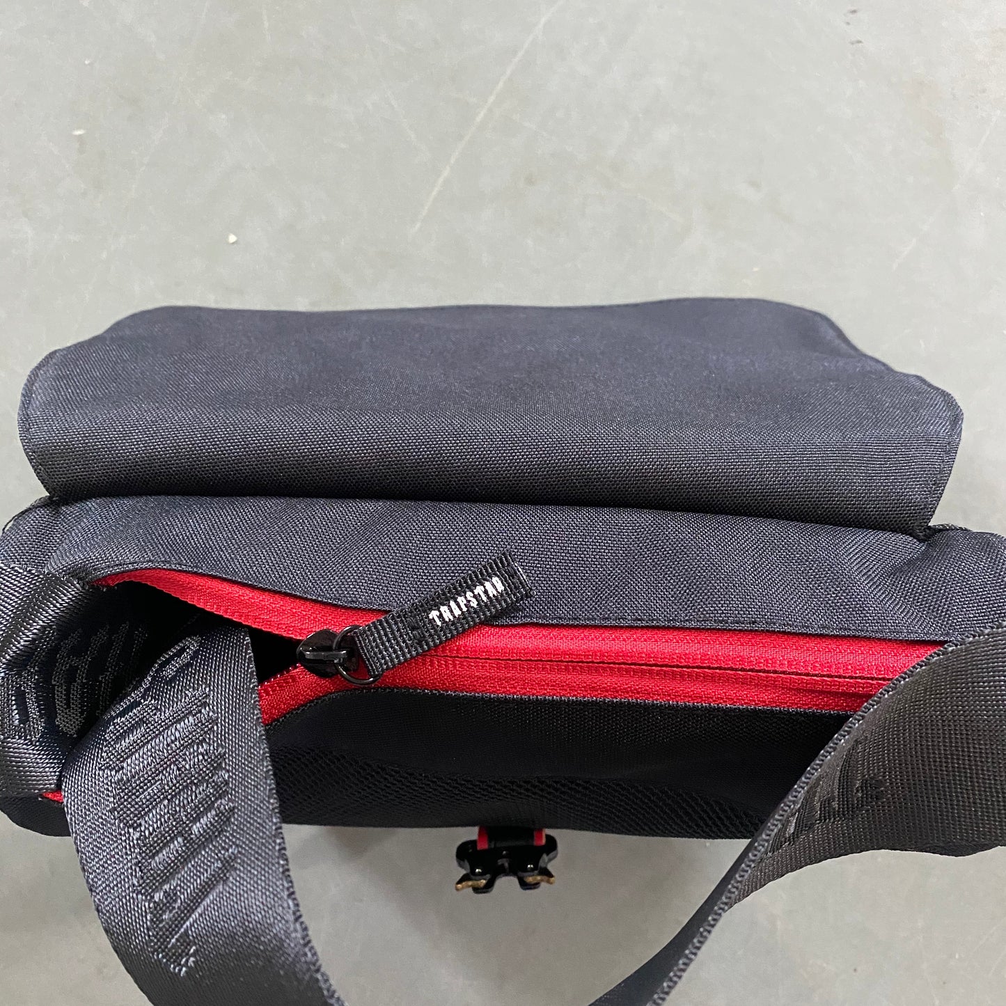 TRAPSTAR IRONGATE 1.0 CROSSBODY BAG BLACK RED