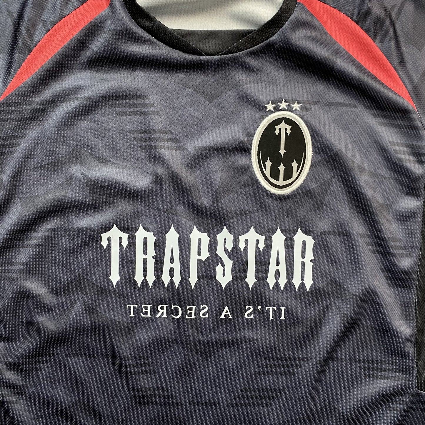 TRAPSTAR IRONGATE FOOTBALL JERSEY BLACK RED