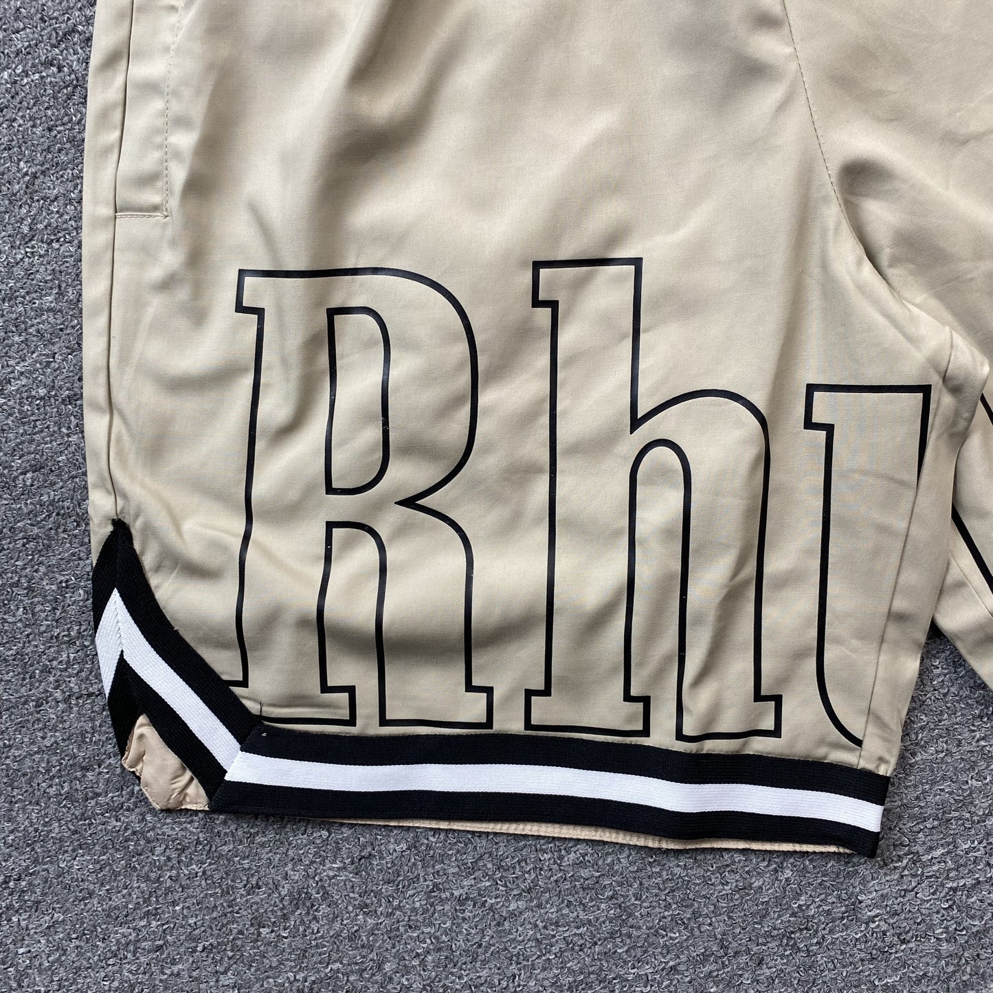 RHUDE COURT LOGO SHORTS BEIGE