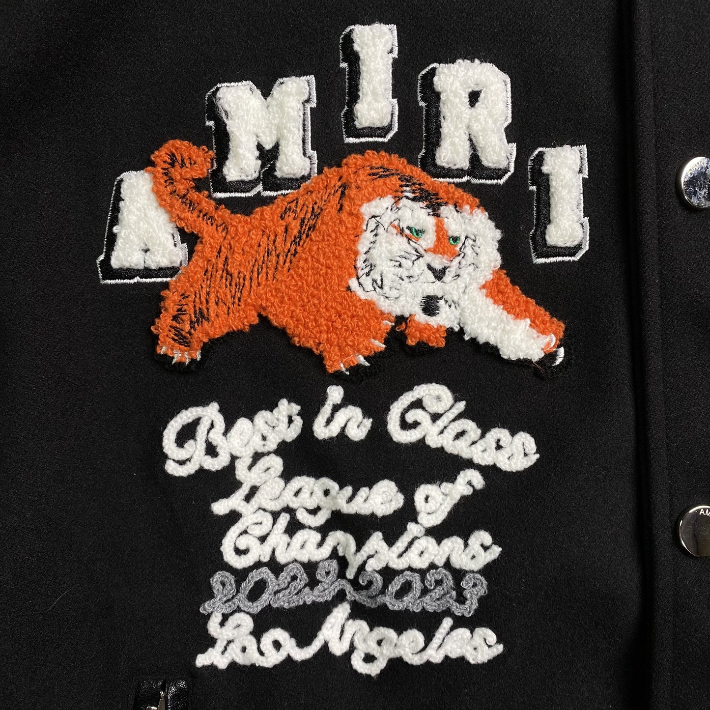 amiri-logo-patch-varsity-jacket-black-5-Drip Store Argentina