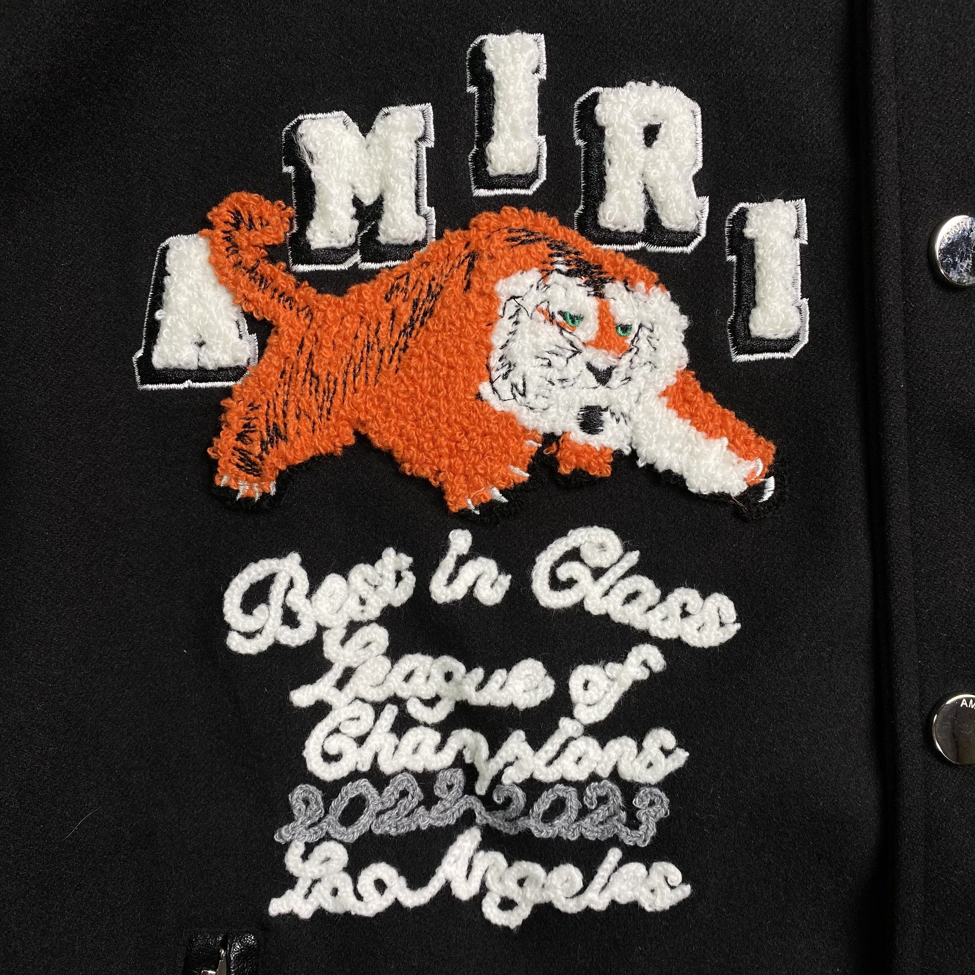 amiri-logo-patch-varsity-jacket-black-5-Drip Store Argentina