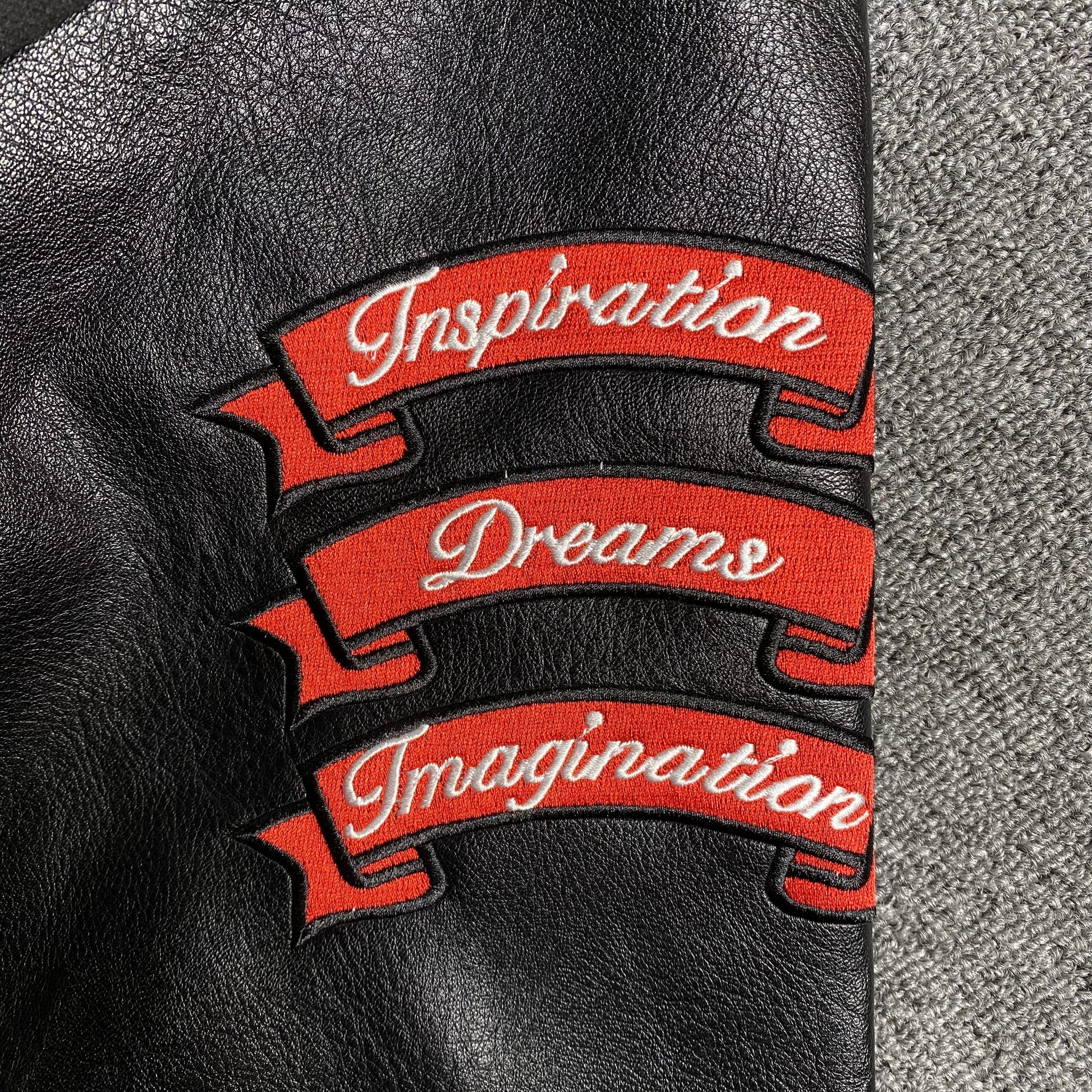 amiri-logo-patch-varsity-jacket-black-6-Drip Store Argentina