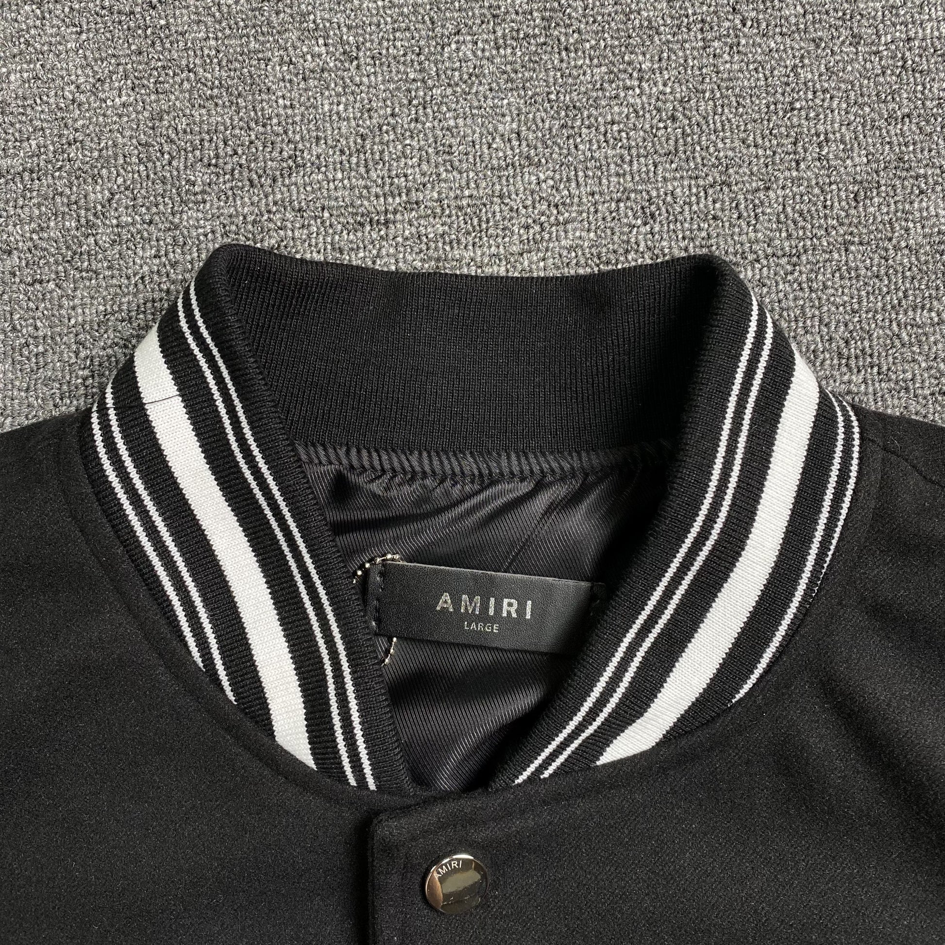 amiri-logo-patch-varsity-jacket-black-8-Drip Store Argentina