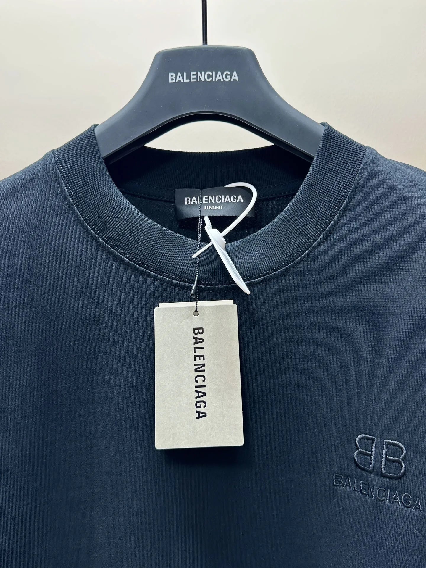 balenciaga-art-logo-t-shirt-black-4-Drip Store Argentina