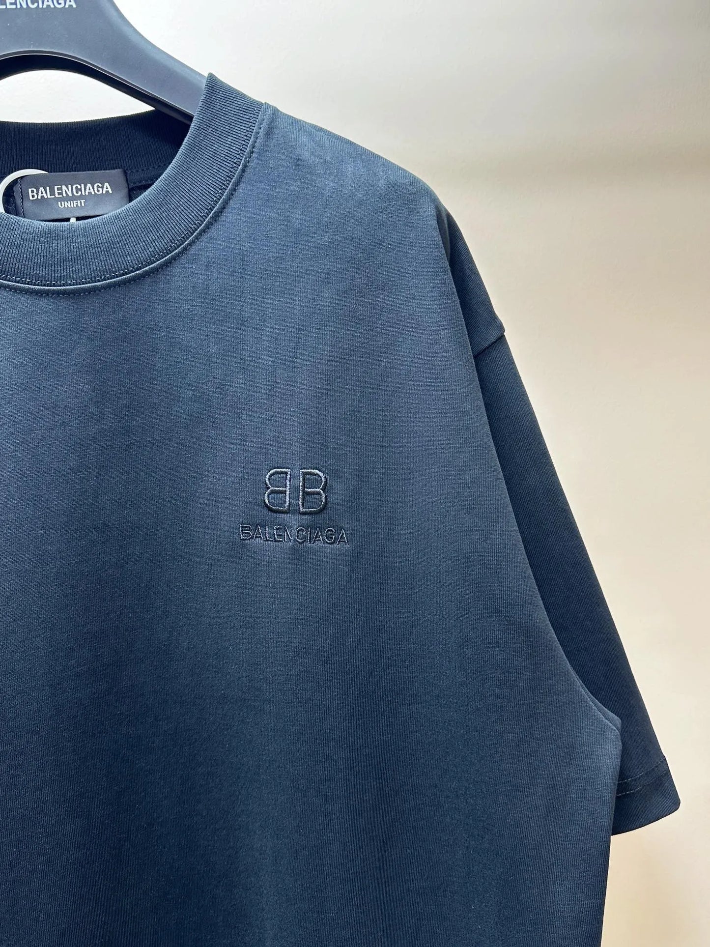 balenciaga-art-logo-t-shirt-black-9-Drip Store Argentina