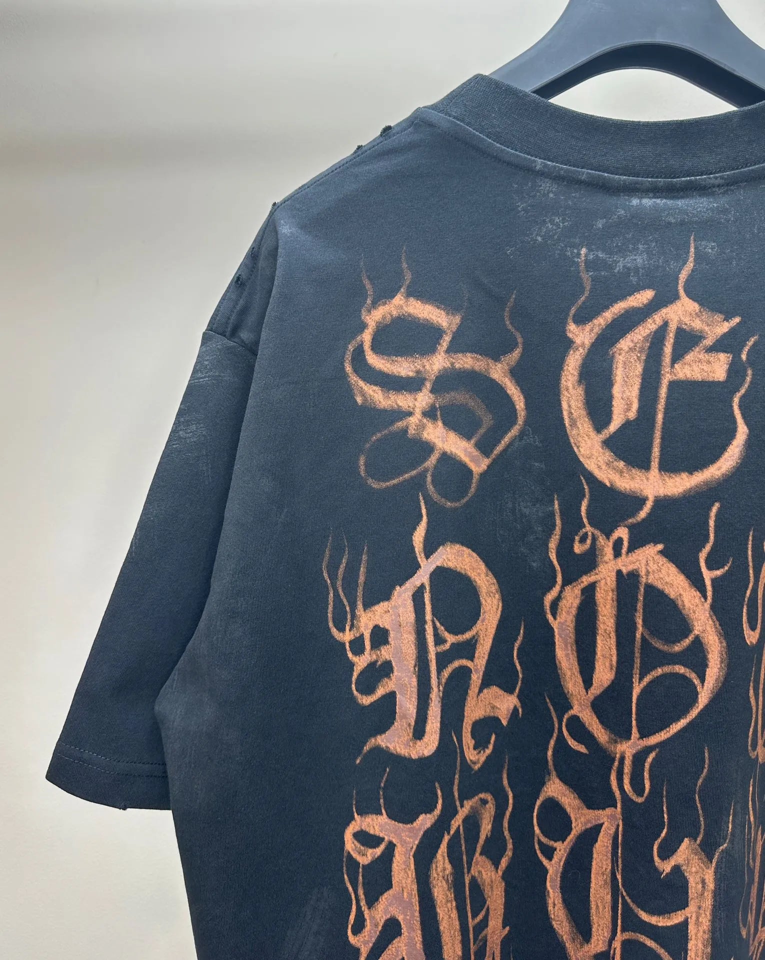 balenciaga-heavy-metal-t-shirt-black-washed-4-Drip Store Argentina