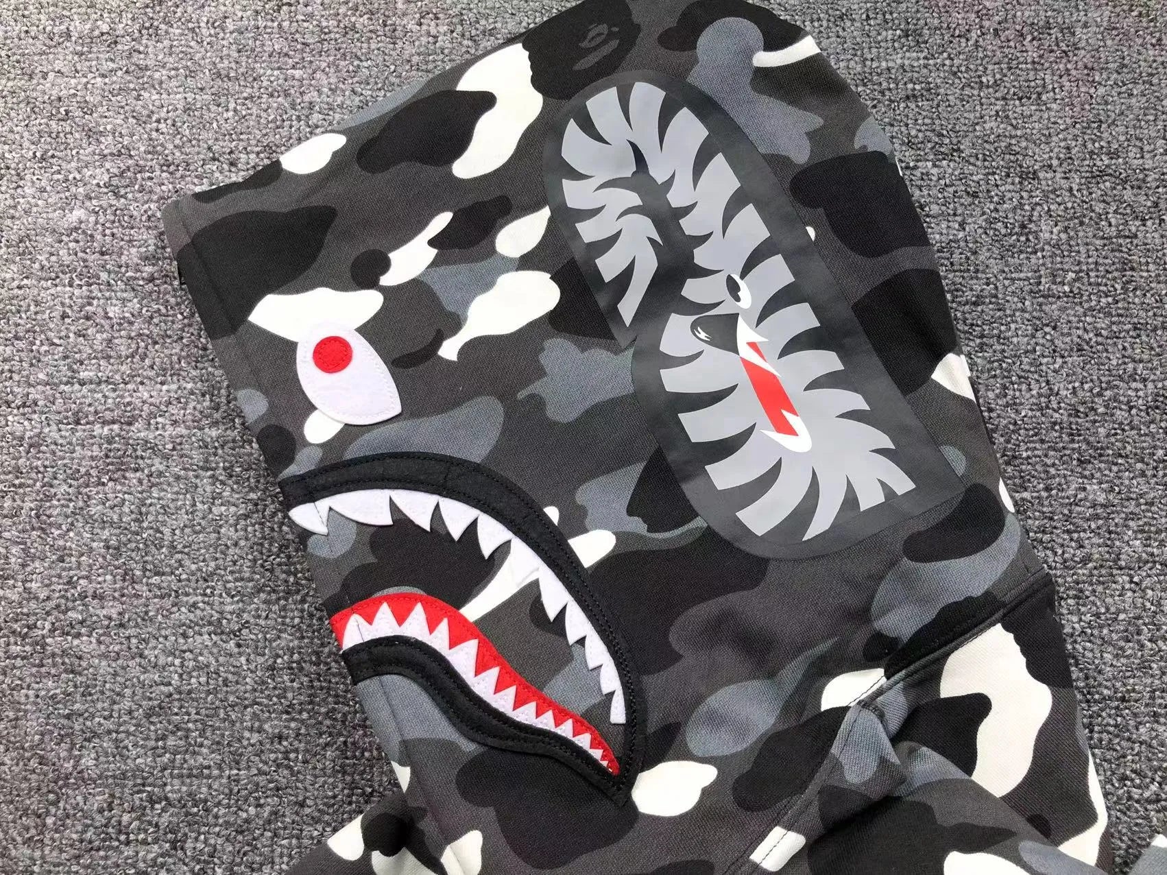 bape-city-camo-shark-wgm-full-zip-hoodie-black-12-Drip Store Argentina