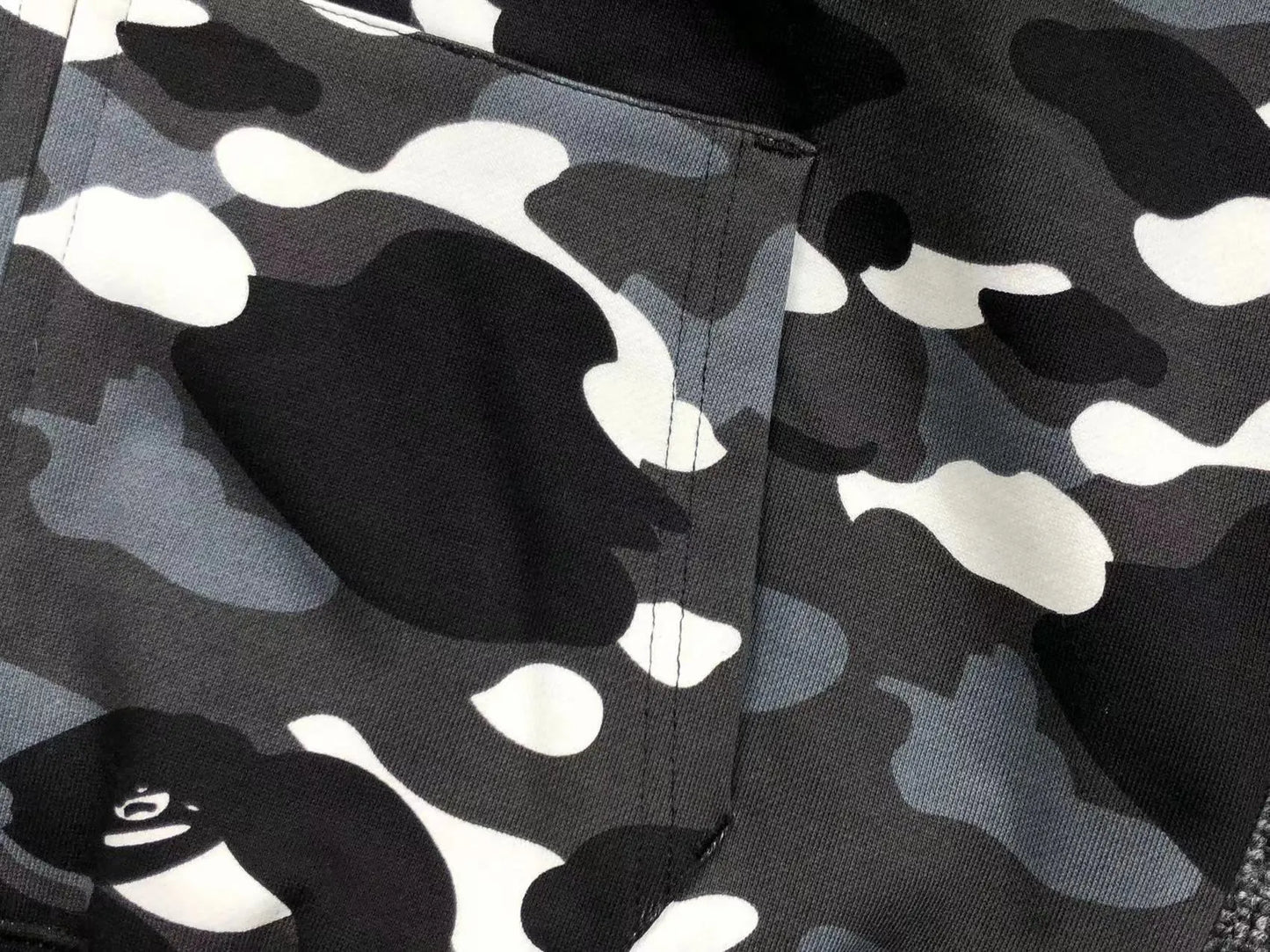 bape-city-camo-shark-wgm-full-zip-hoodie-black-13-Drip Store Argentina