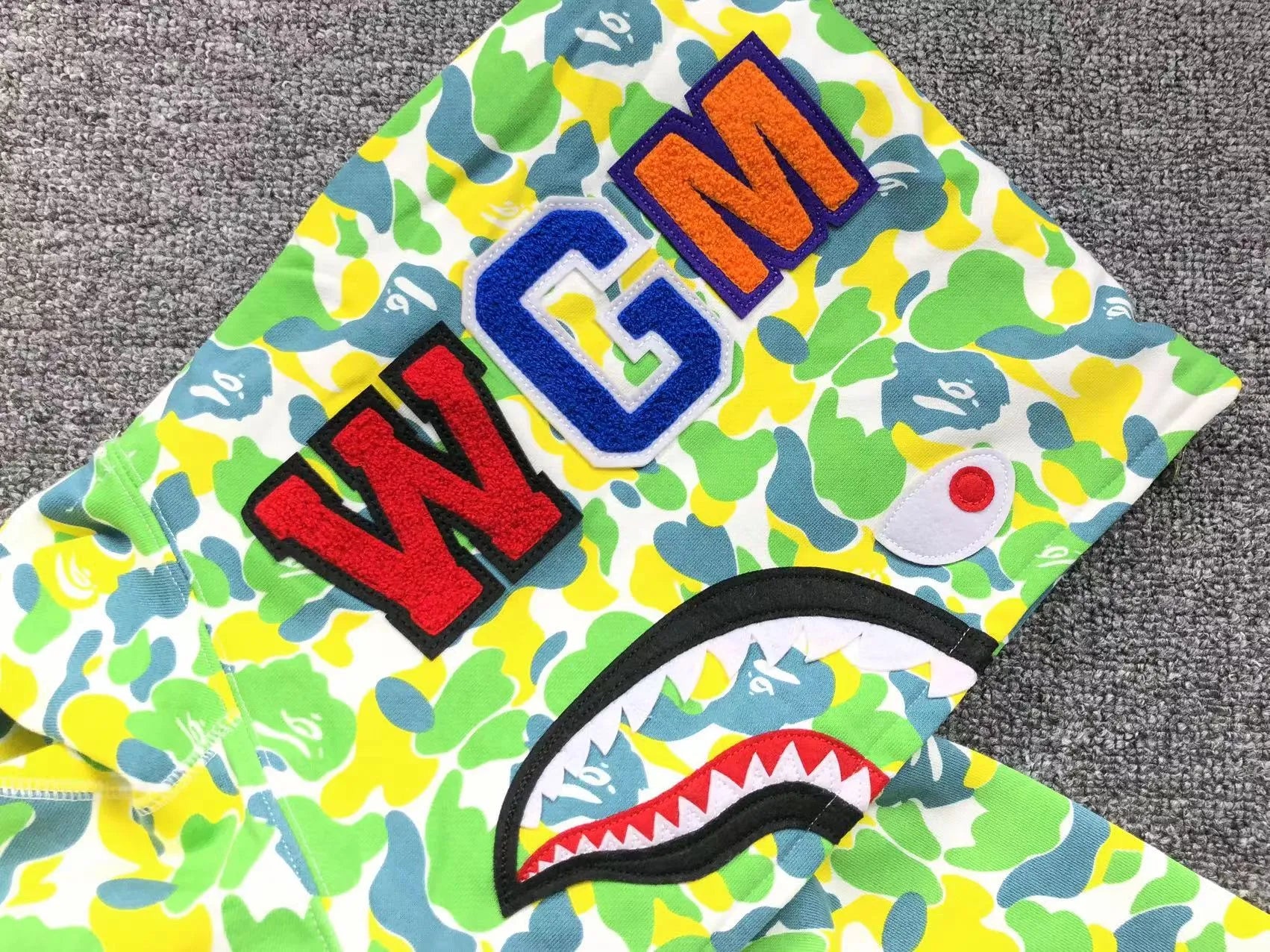 bape-shark-hk-central-limited-full-zip-hoodie-4-Drip Store Argentina