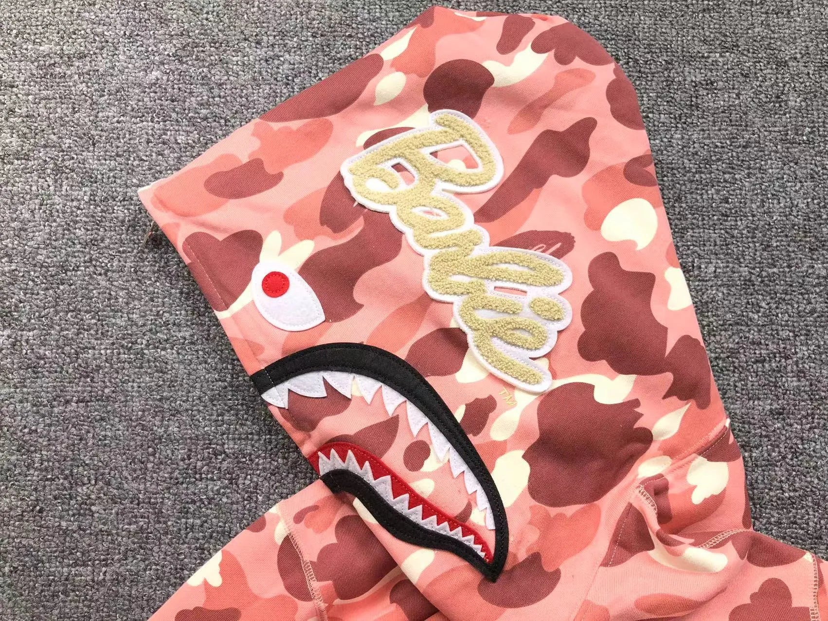 bape-x-barbie-dot-camo-shark-full-zip-hoodie-pink-2-Drip Store Argentina