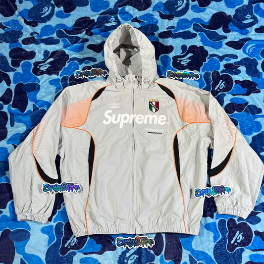 Campera Supreme X Umbro Gris M