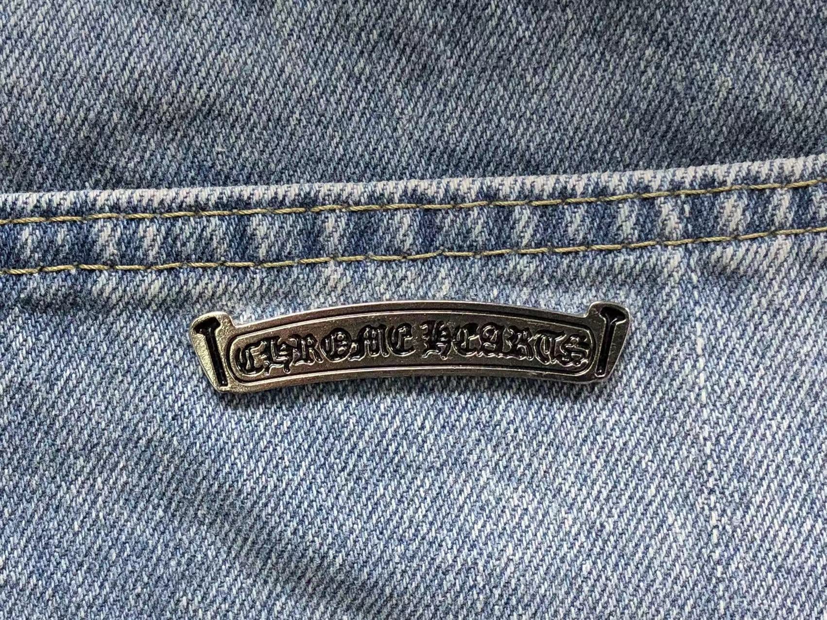 chrome-hearts-cross-patch-jeans-blue-washed-8_6fa035a7-Drip Store Argentina