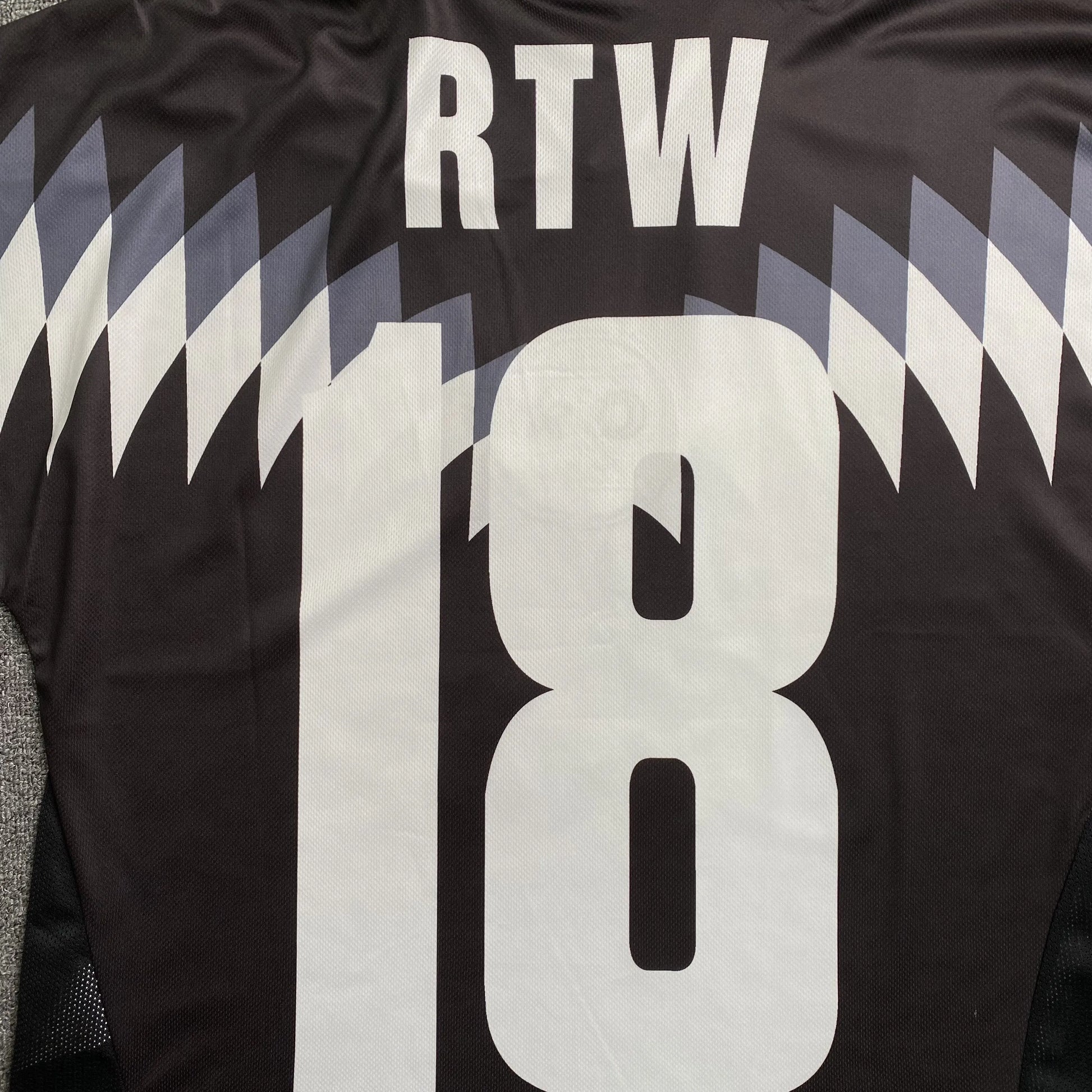 corteiz-club-rtw-football-jersey-black-3-Drip Store Argentina