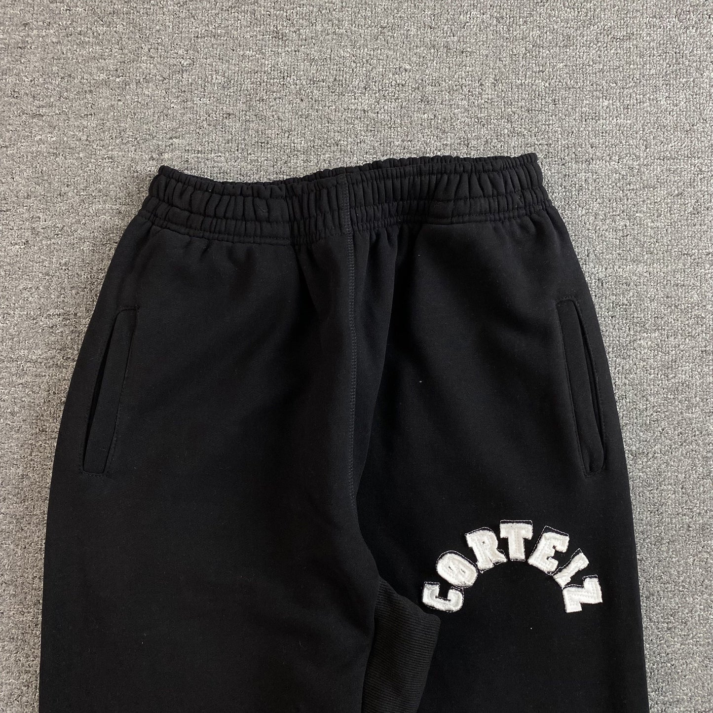Corteiz Colly Arch Open Hem Pants Black