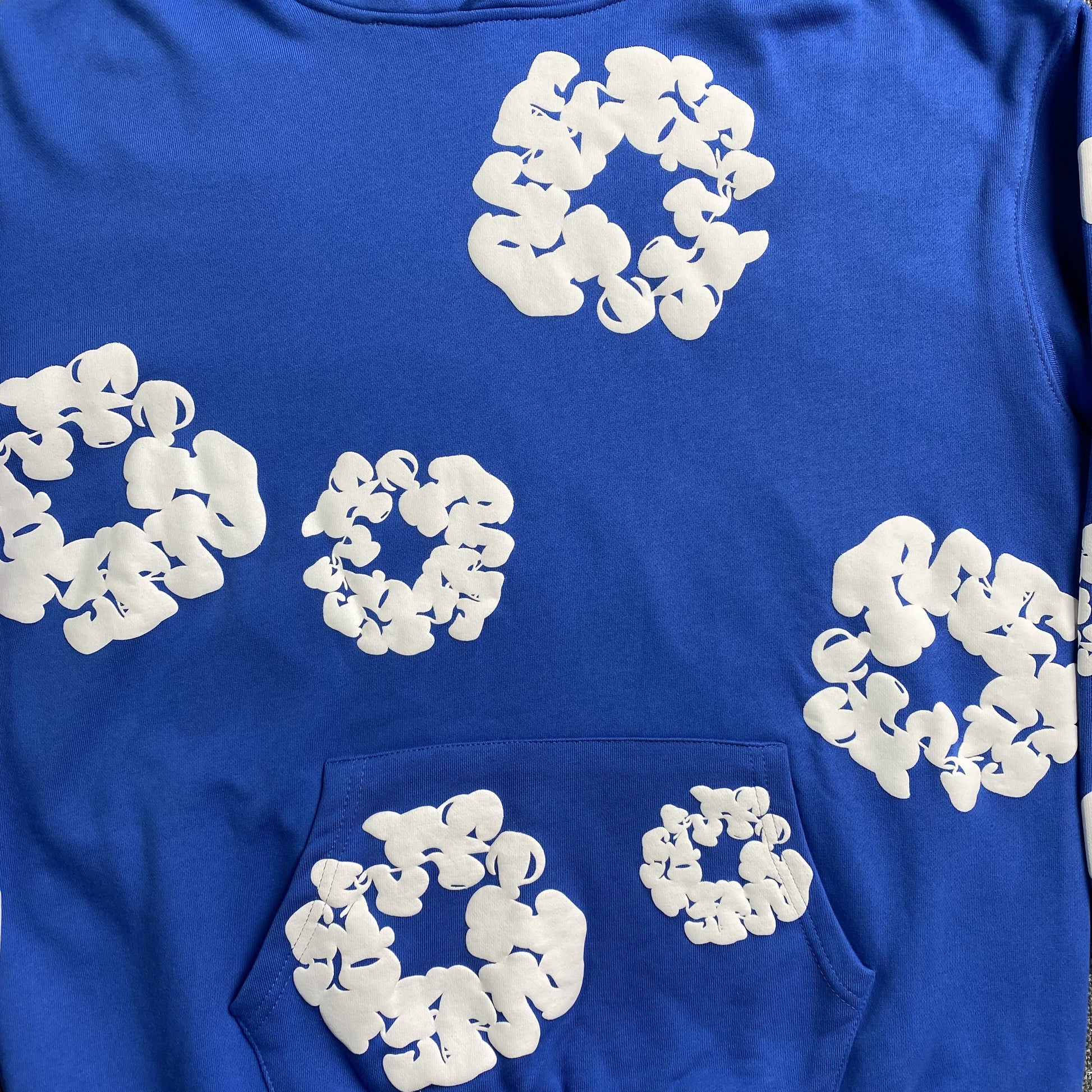 denim-tears-the-cotton-wreath-hoodie-royal-blue-4-Drip Store Argentina