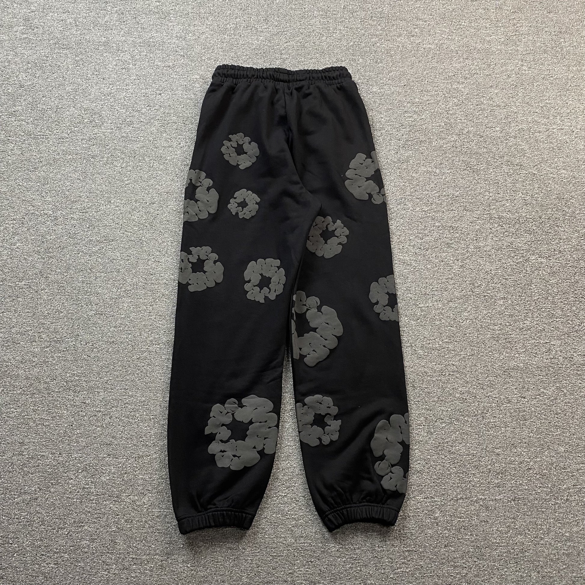 denim-tears-the-cotton-wreath-sweatpants-monochrome-2-Drip Store Argentina