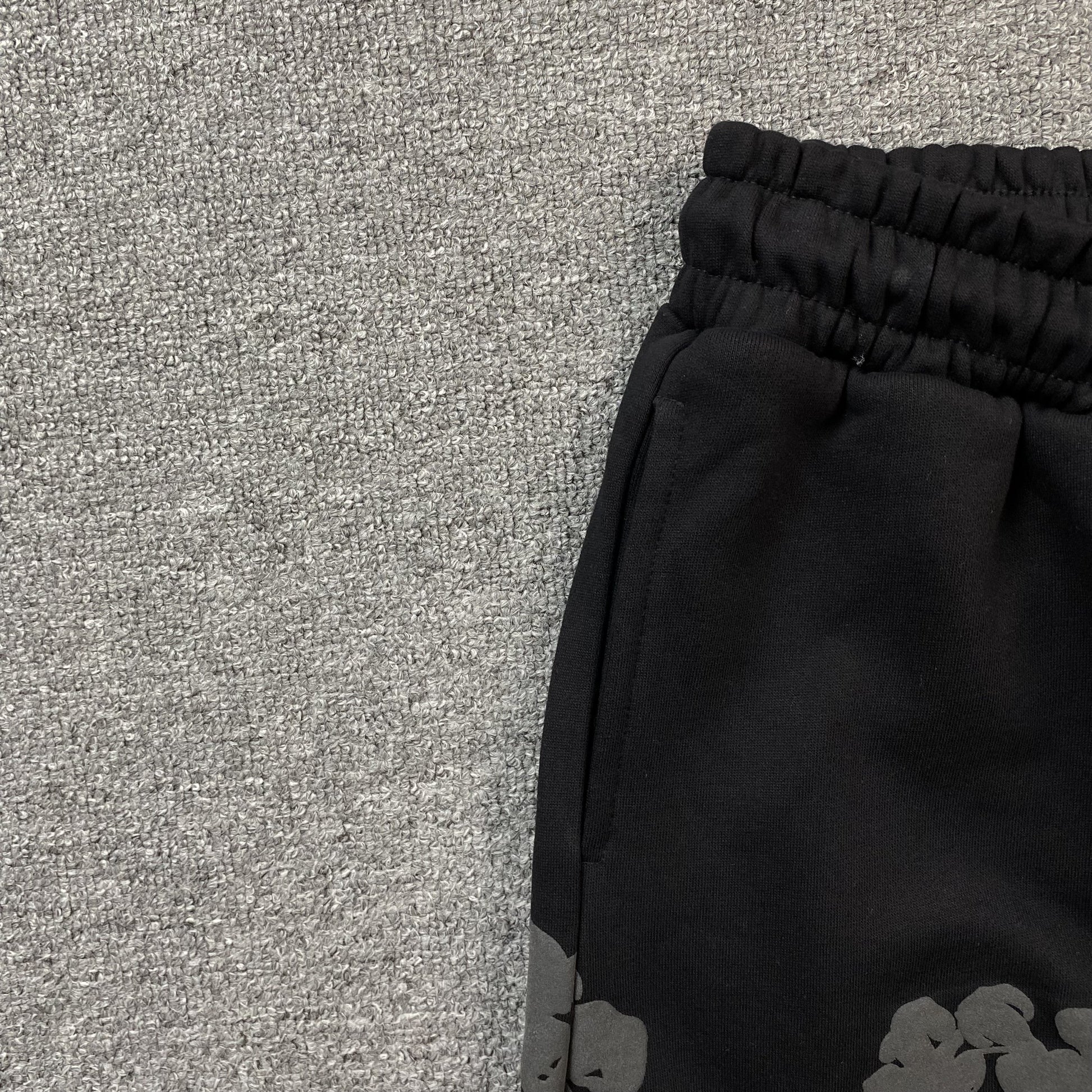 denim-tears-the-cotton-wreath-sweatpants-monochrome-3-Drip Store Argentina