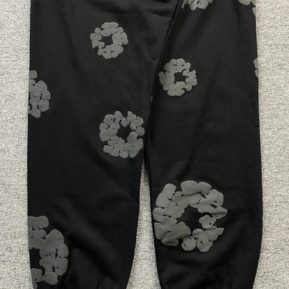 denim-tears-the-cotton-wreath-sweatpants-monochrome-4-Drip Store Argentina