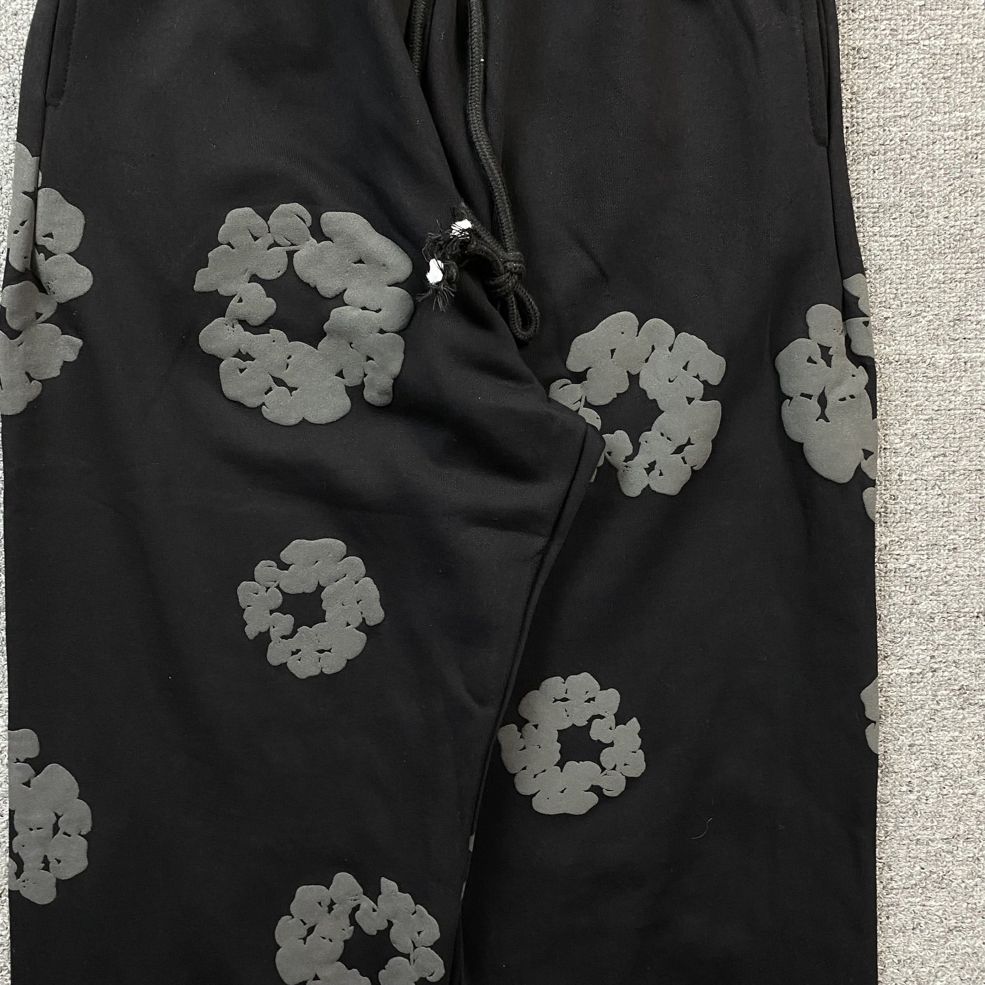 denim-tears-the-cotton-wreath-sweatpants-monochrome-7-Drip Store Argentina