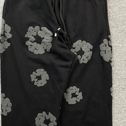 denim-tears-the-cotton-wreath-sweatpants-monochrome-7-Drip Store Argentina