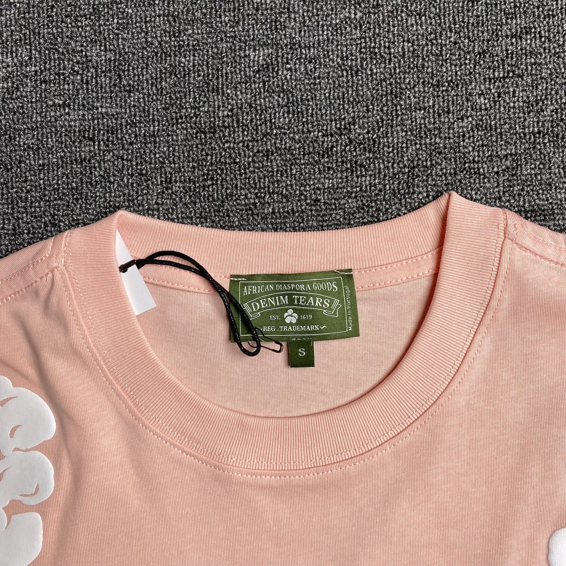 denim-tears-the-cotton-wreath-tee-pink-4-Drip Store Argentina
