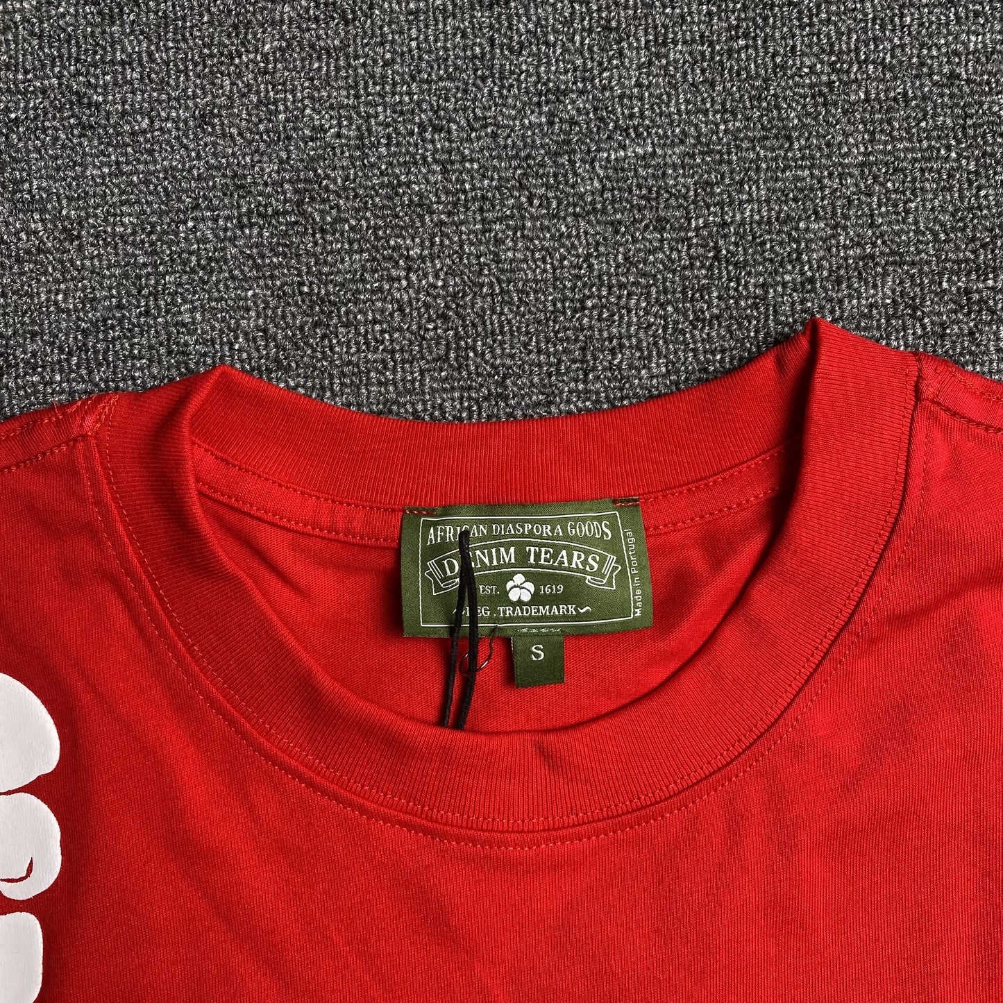 denim-tears-the-cotton-wreath-tee-red-4-Drip Store Argentina