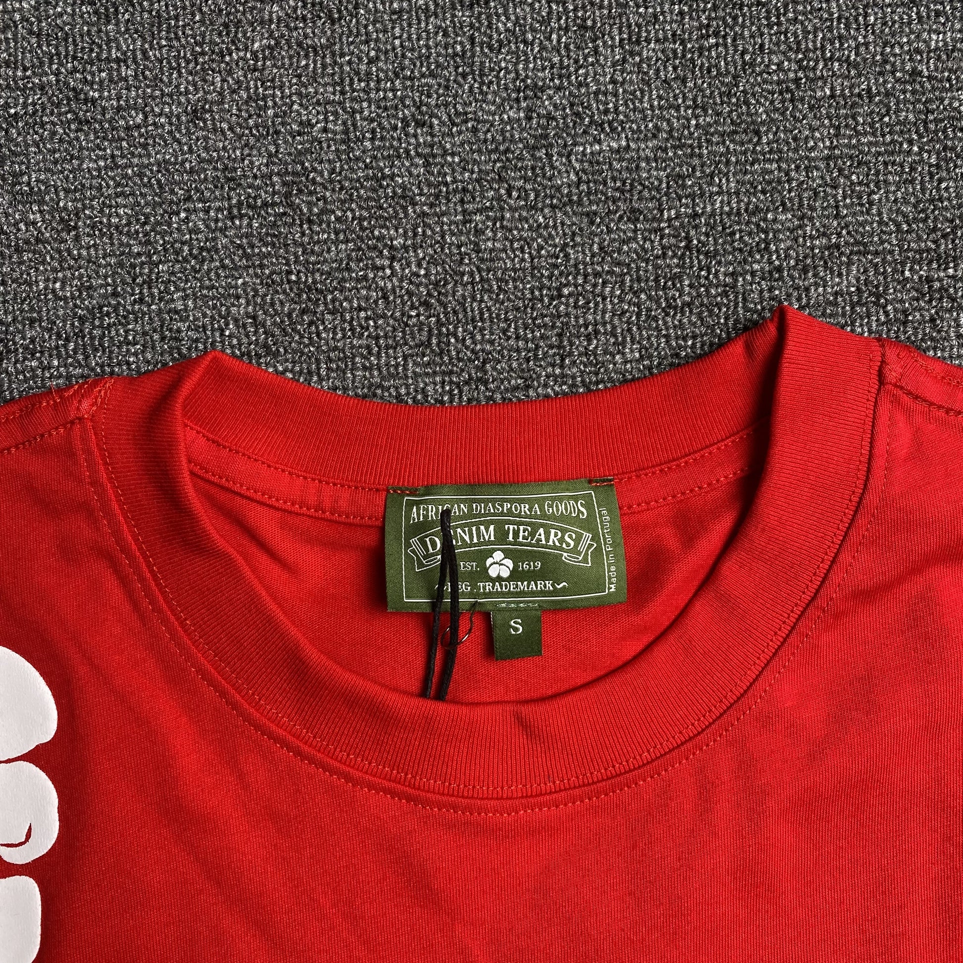 denim-tears-the-cotton-wreath-tee-red-4-Drip Store Argentina