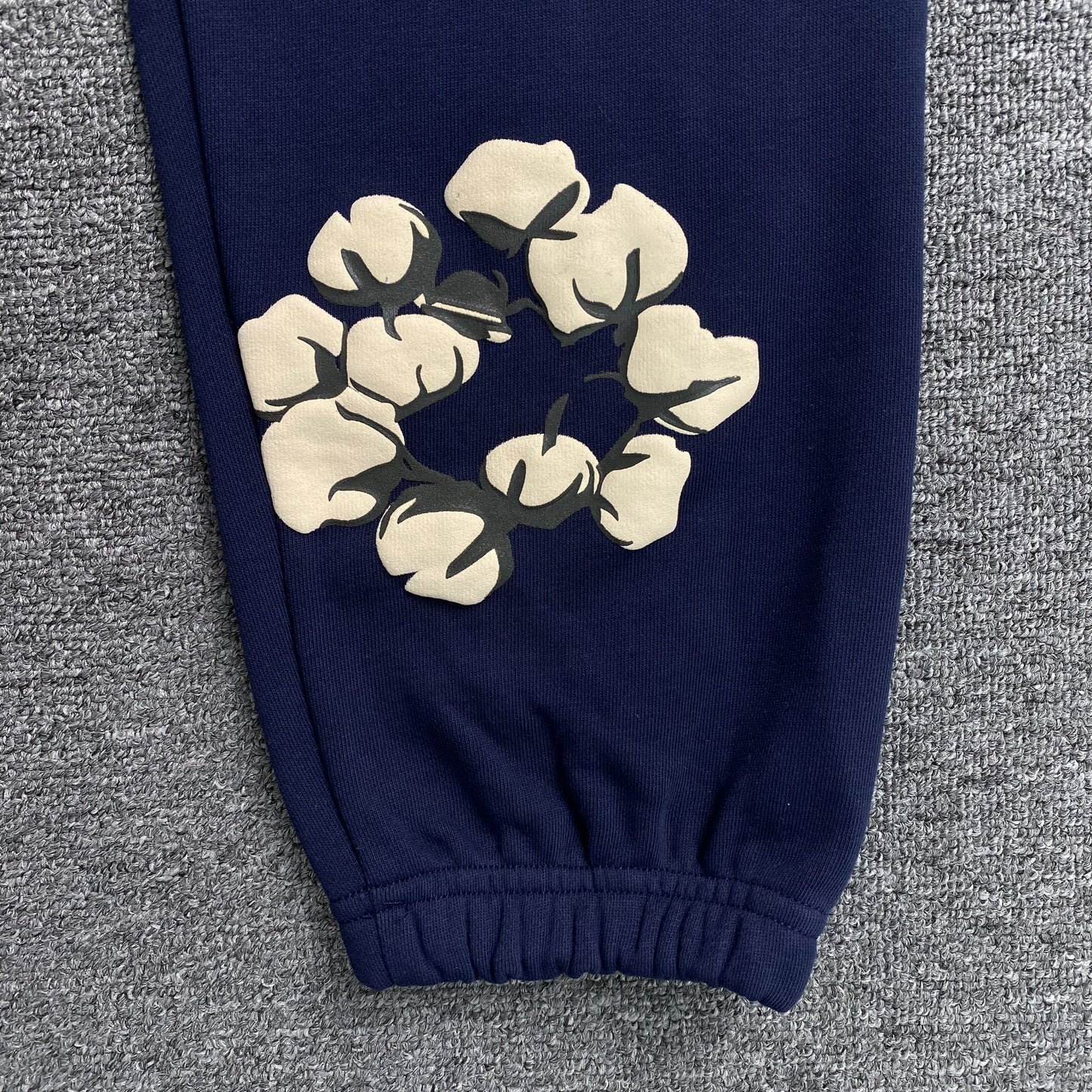 denim-tears-x-cpfm-cactus-tears-wreath-pants-navy-5-Drip Store Argentina