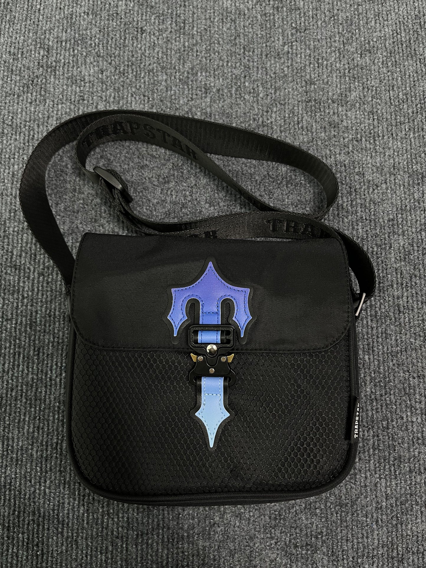 TRAPSTAR IRONGATE 1.0 CROSSBODY BAG GRADIENT BLUE