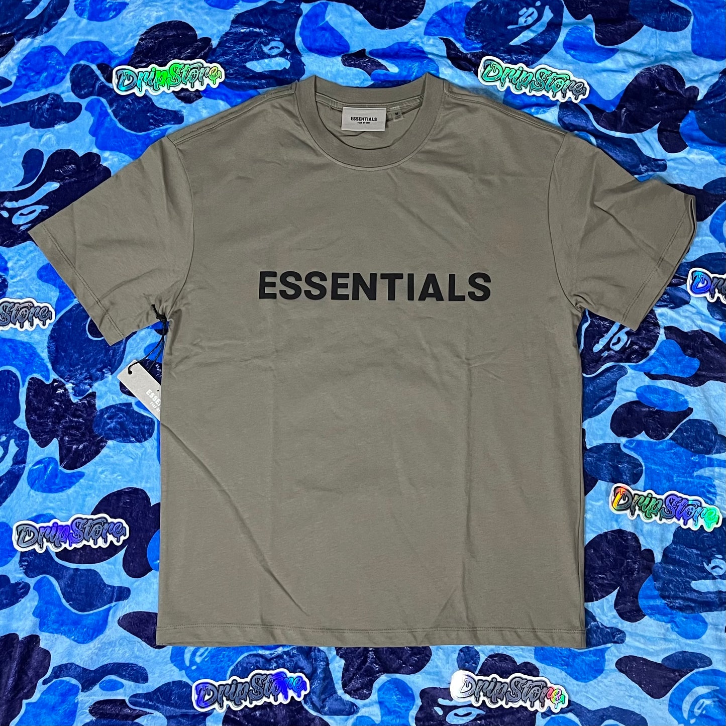 fear-of-god-essentials-boxy-t-shirt-applique-logo-cement-Drip Store Argentina