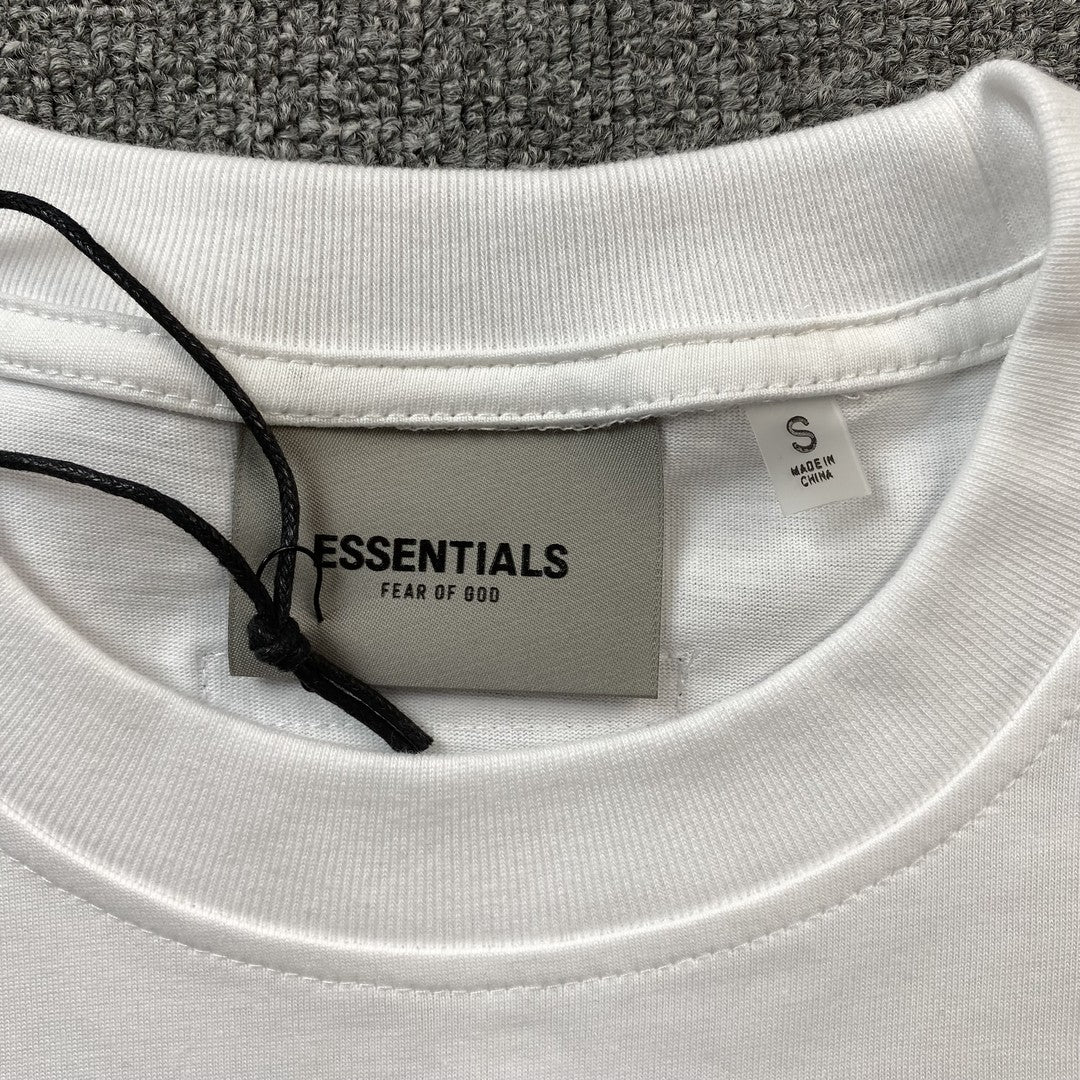 fear-of-god-essentials-boxy-t-shirt-applique-logo-white-8-Drip Store Argentina
