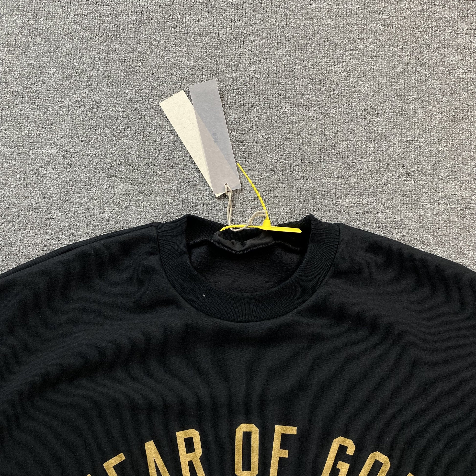 fear-of-god-essentials-crewneck-black-3-Drip Store Argentina
