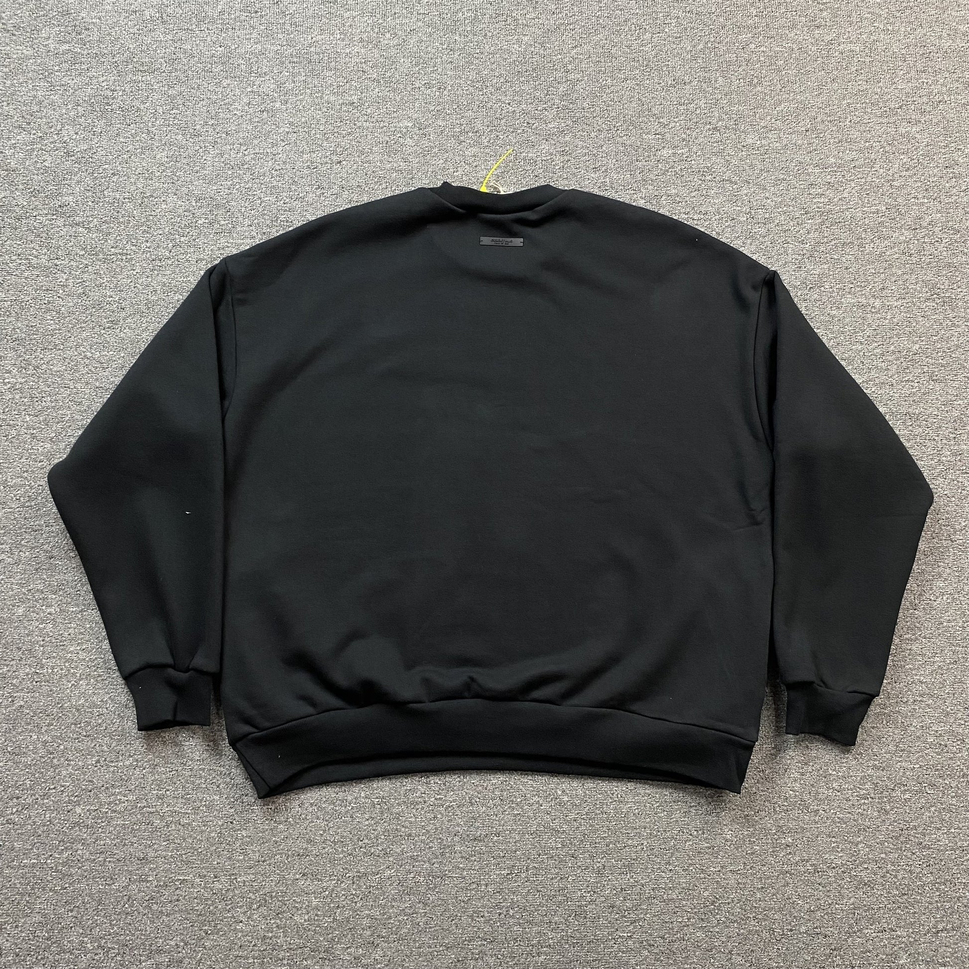fear-of-god-essentials-crewneck-black-4-Drip Store Argentina