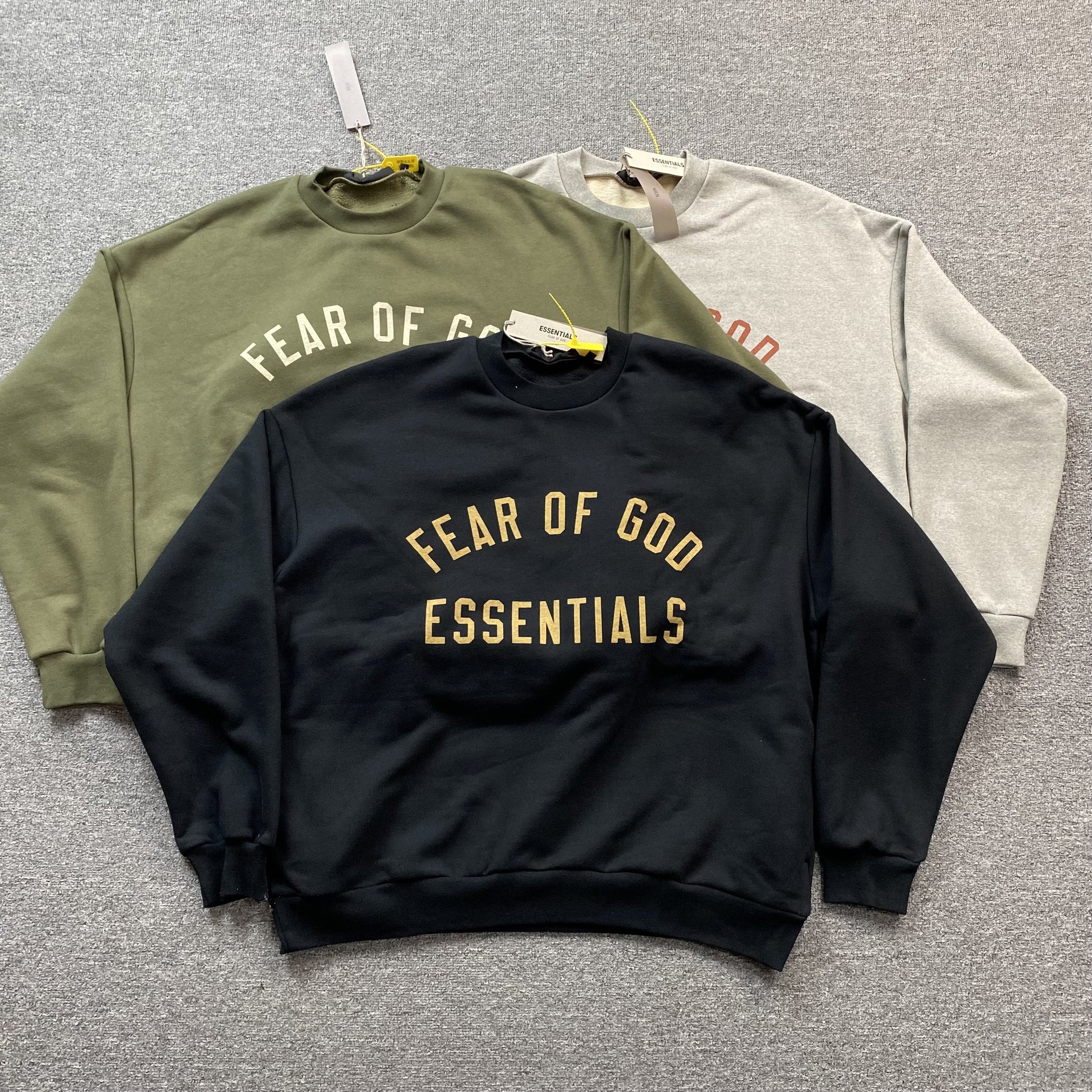 fear-of-god-essentials-crewneck-black-5-Drip Store Argentina