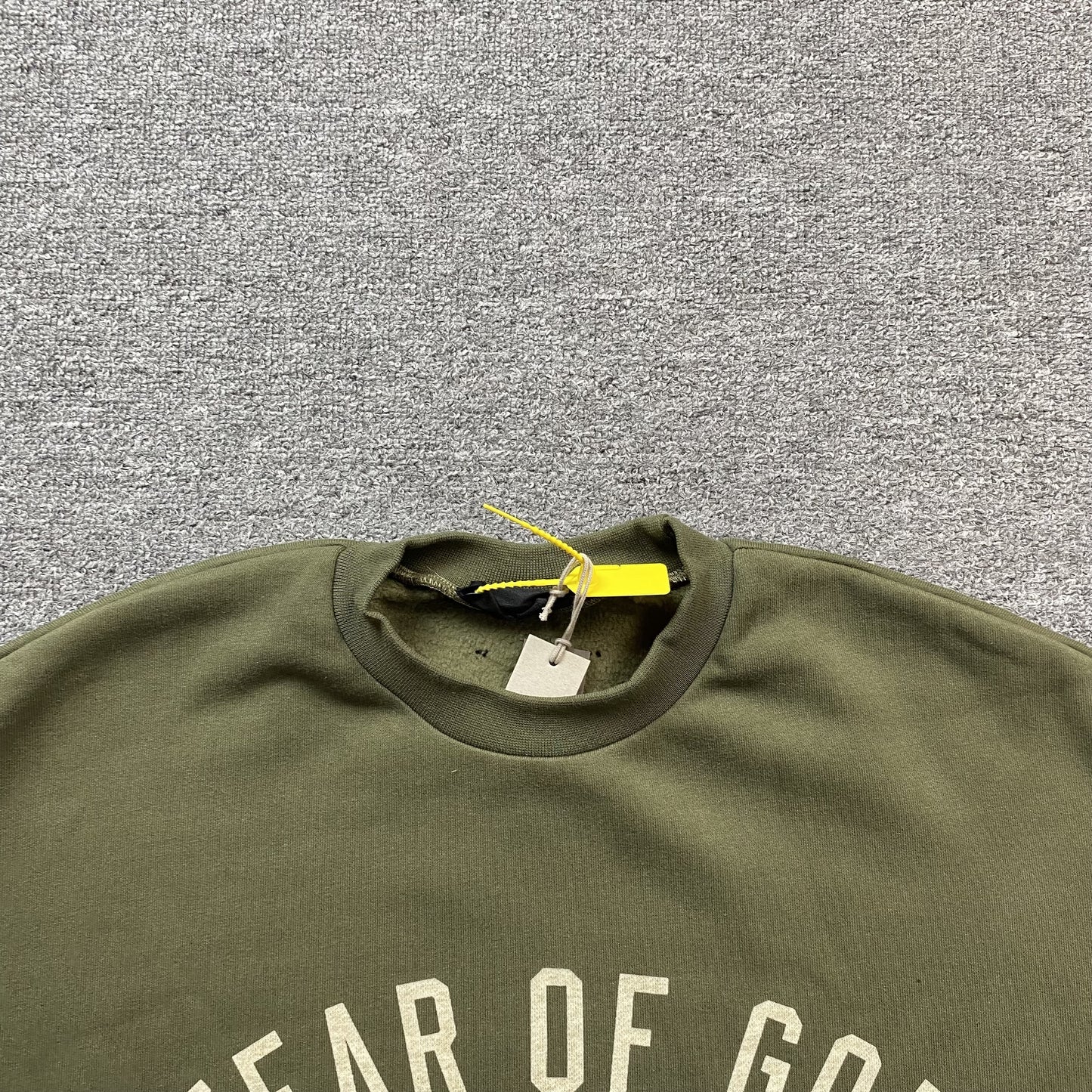 fear-of-god-essentials-crewneck-military-3-Drip Store Argentina