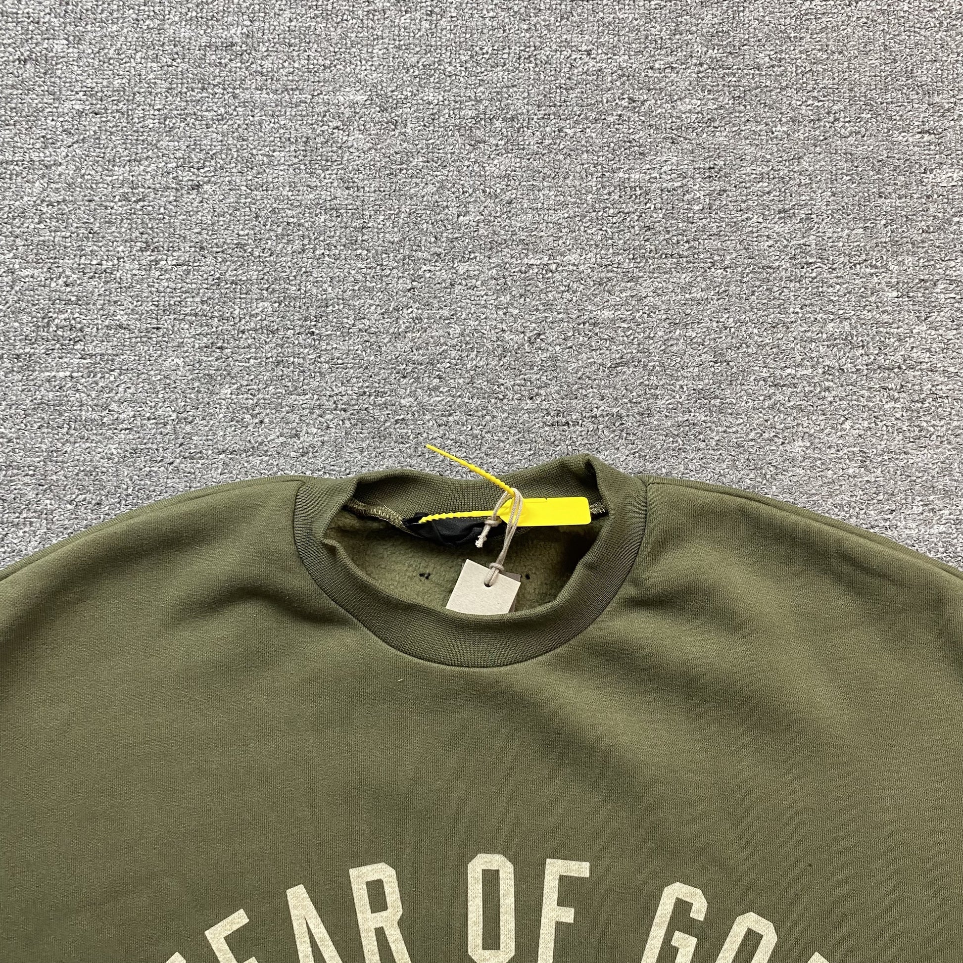 fear-of-god-essentials-crewneck-military-3-Drip Store Argentina