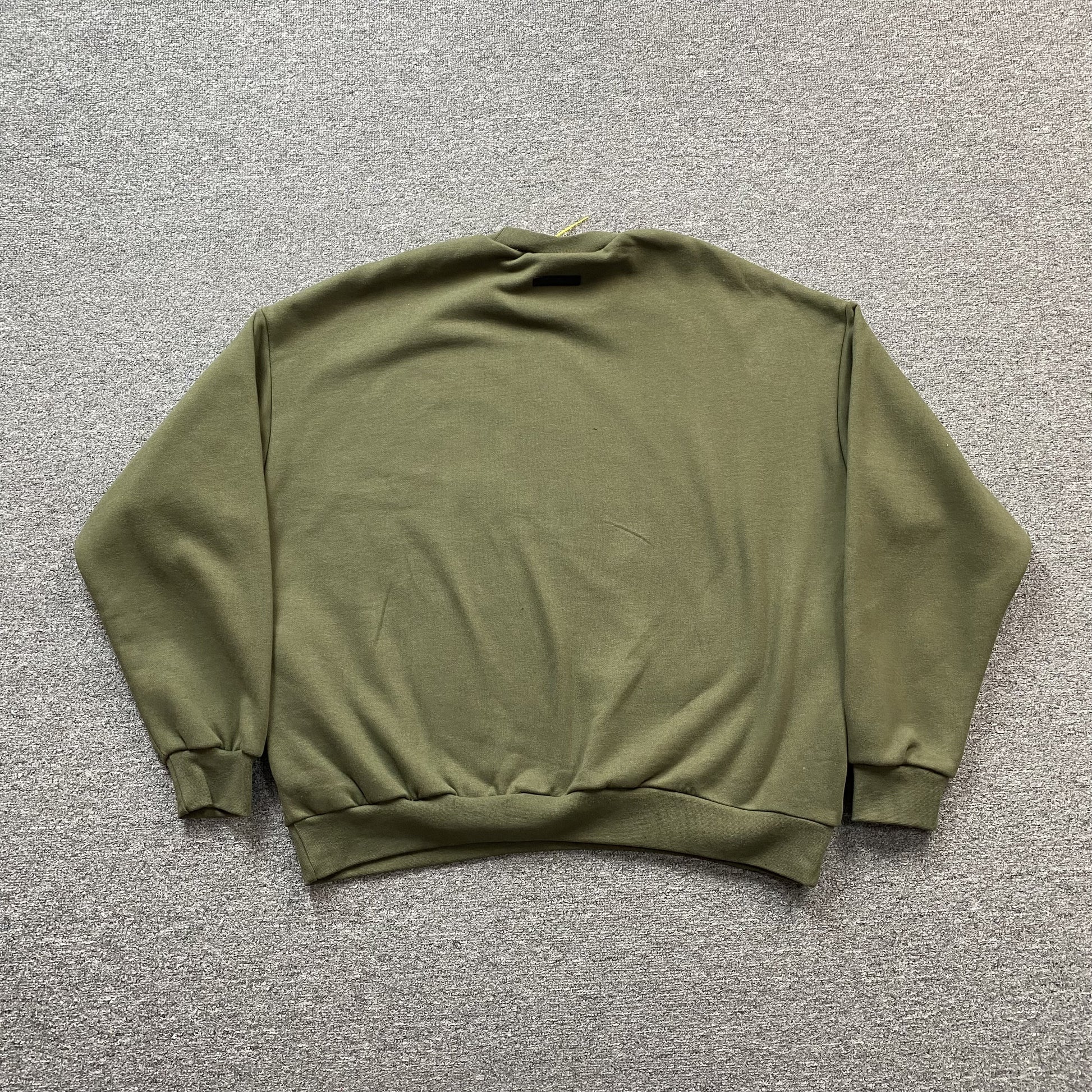 fear-of-god-essentials-crewneck-military-4-Drip Store Argentina