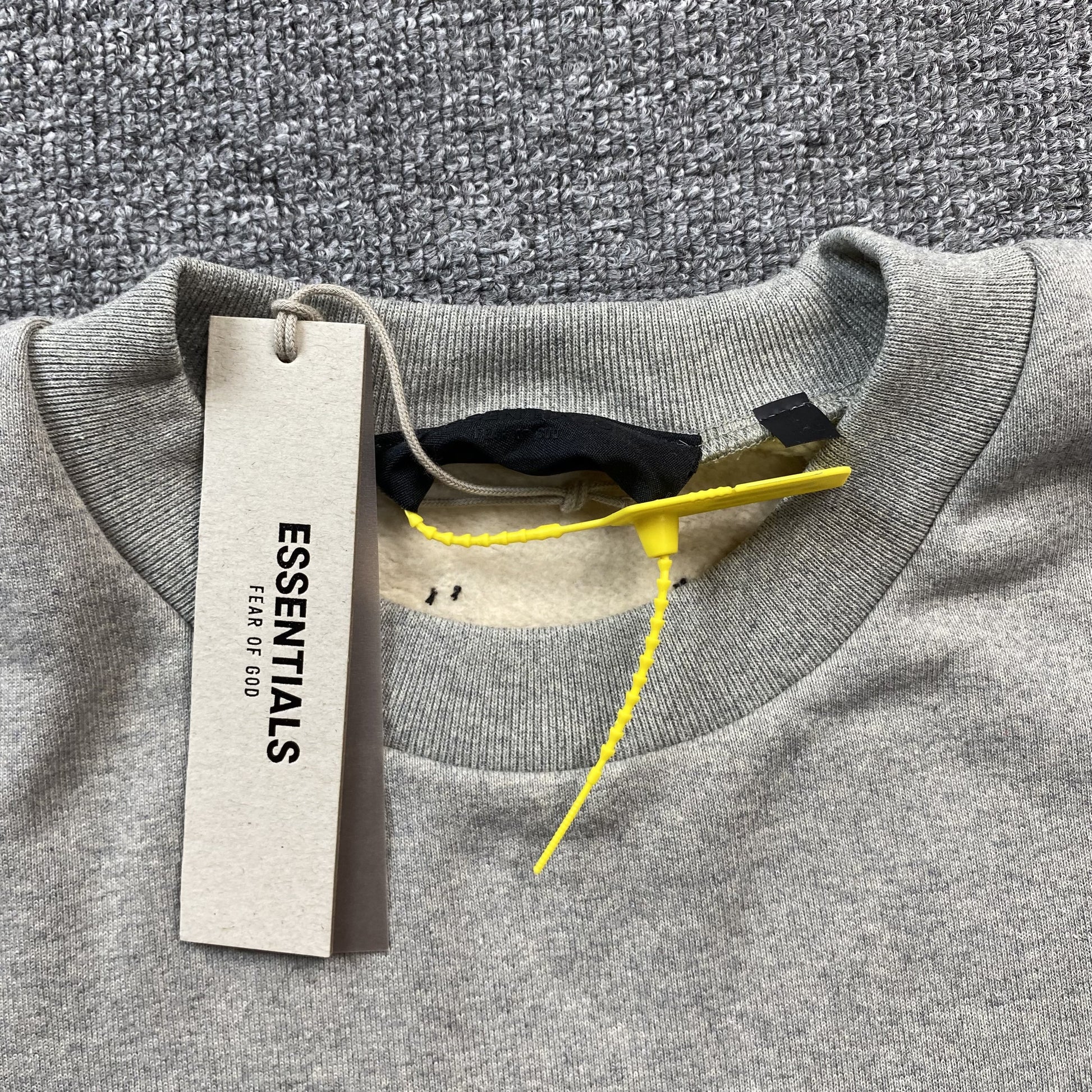 fear-of-god-essentials-crewneck-state-dark-heather-5-Drip Store Argentina