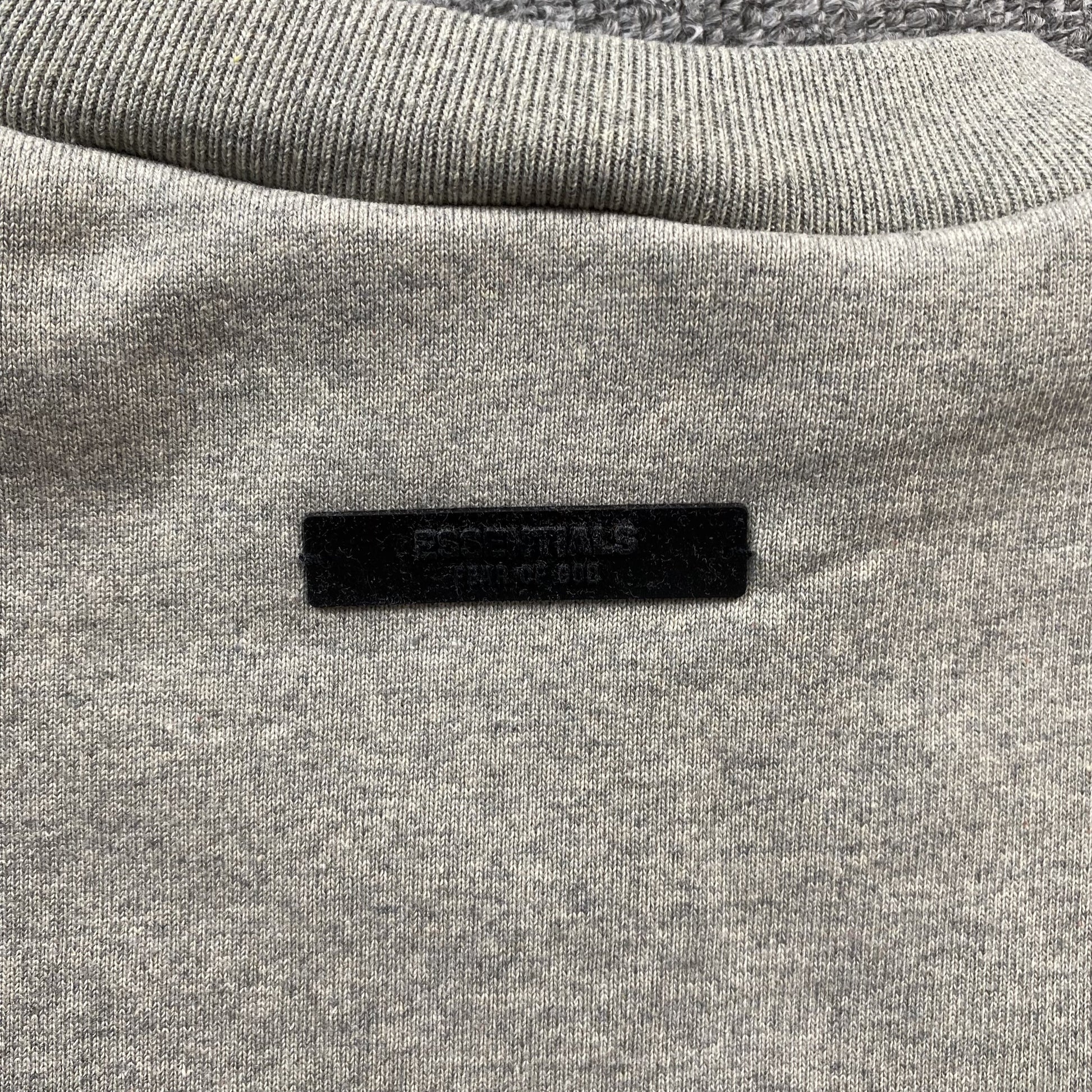 fear-of-god-essentials-crewneck-state-dark-heather-7-Drip Store Argentina