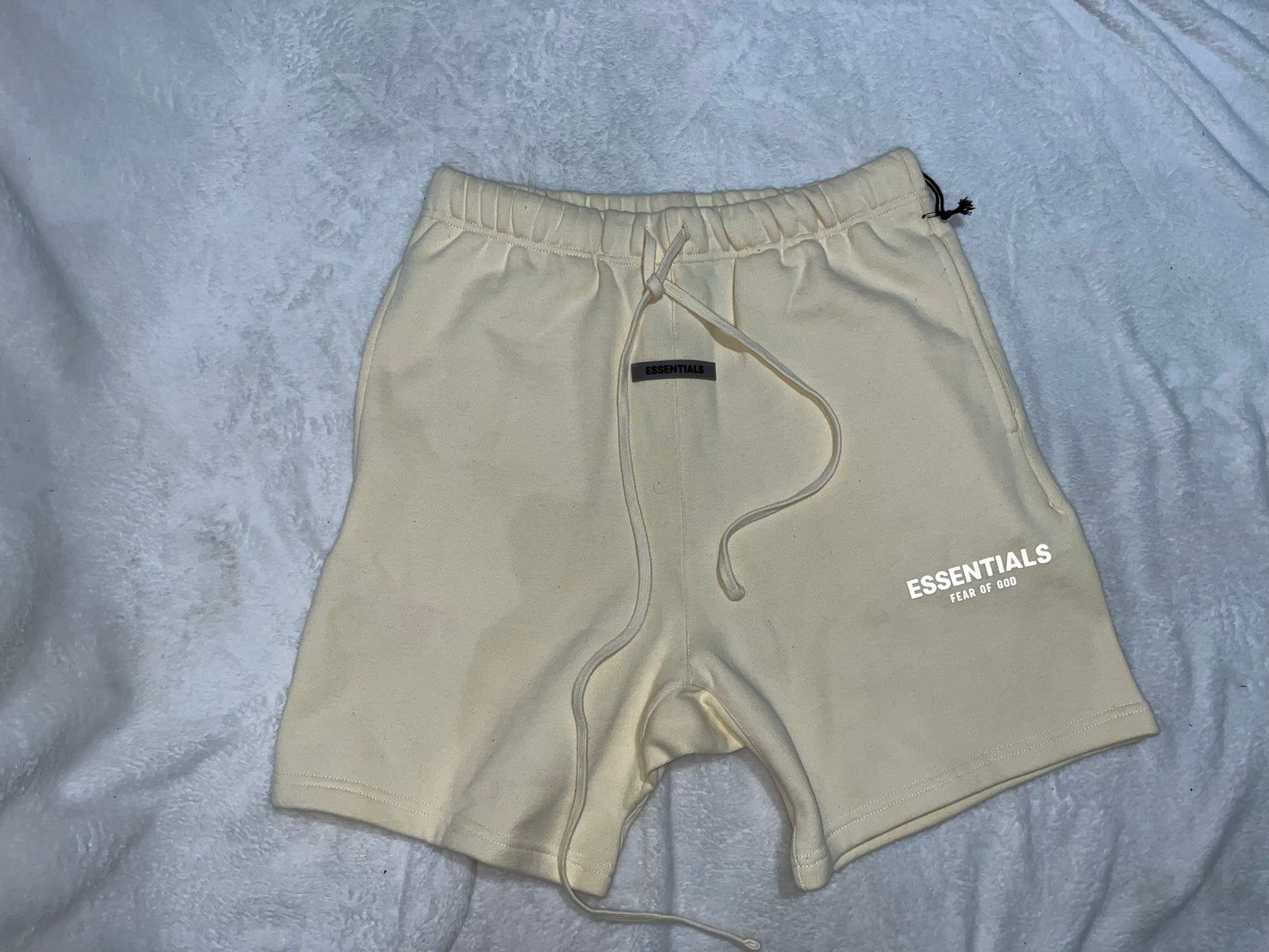 fear-of-god-essentials-fleece-shorts-buttercream-2-Drip Store Argentina