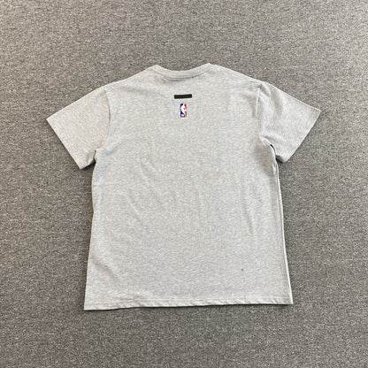 fear-of-god-essentials-lakers-tee-grey-4-Drip Store Argentina