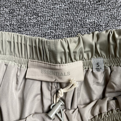 fear-of-god-essentials-running-nylon-short-smoke-5-Drip Store Argentina