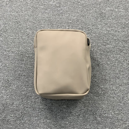 fear-of-god-essentials-shoulder-bag-beige-3-Drip Store Argentina