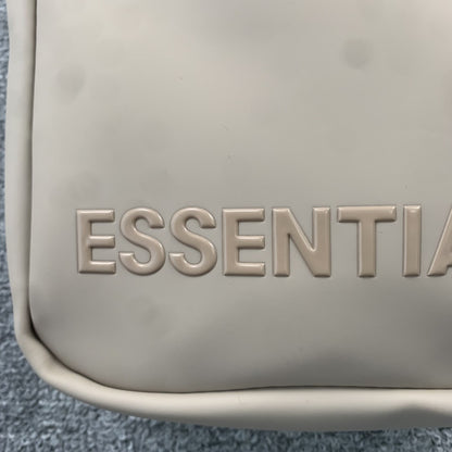 fear-of-god-essentials-shoulder-bag-beige-5-Drip Store Argentina