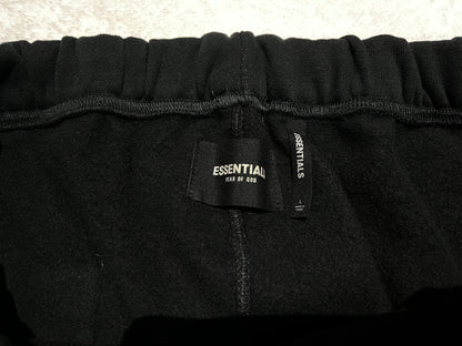 fear-of-god-essentials-sweat-shorts-black-4-Drip Store Argentina
