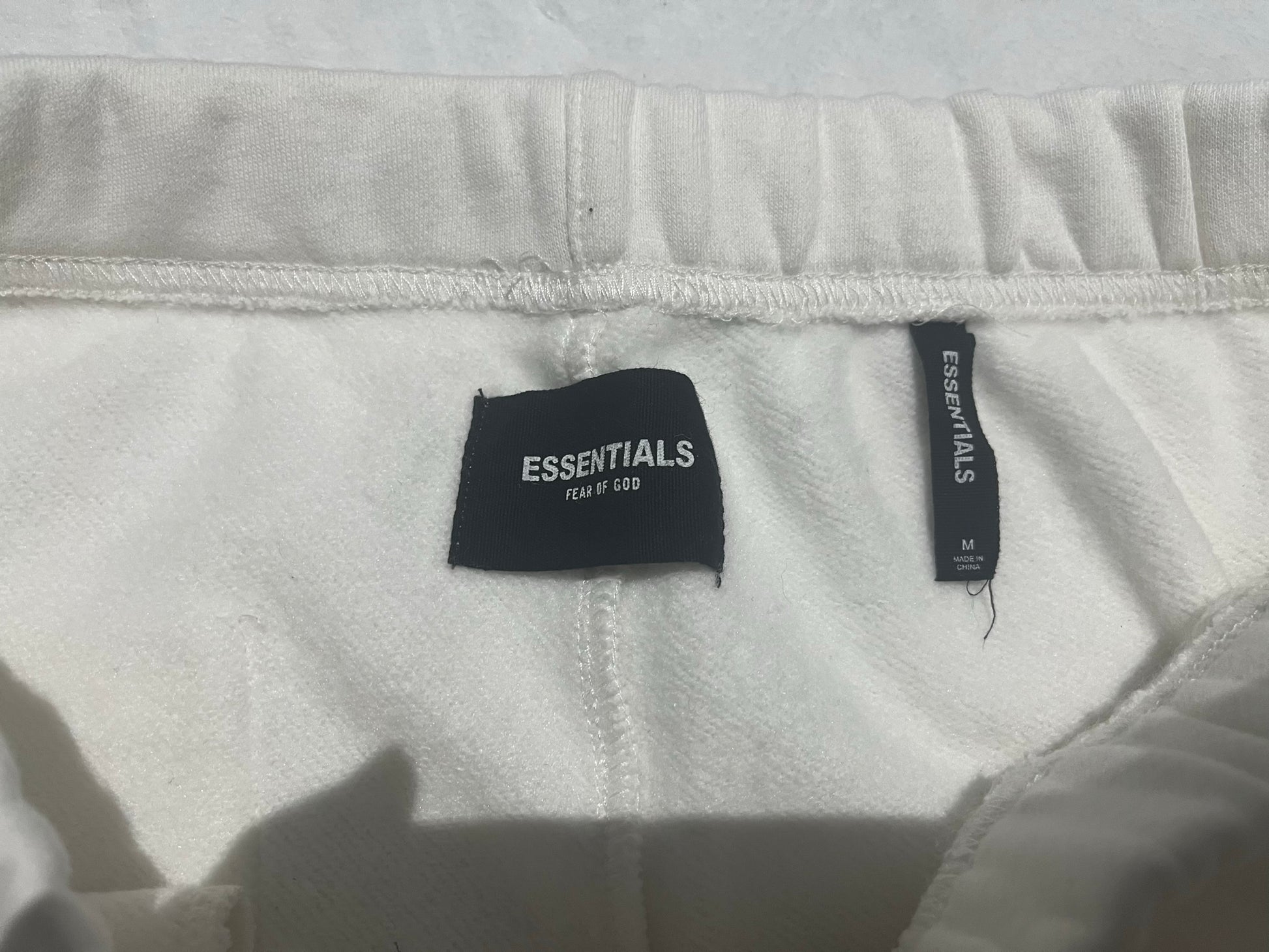 fear-of-god-essentials-sweat-shorts-white-4-Drip Store Argentina