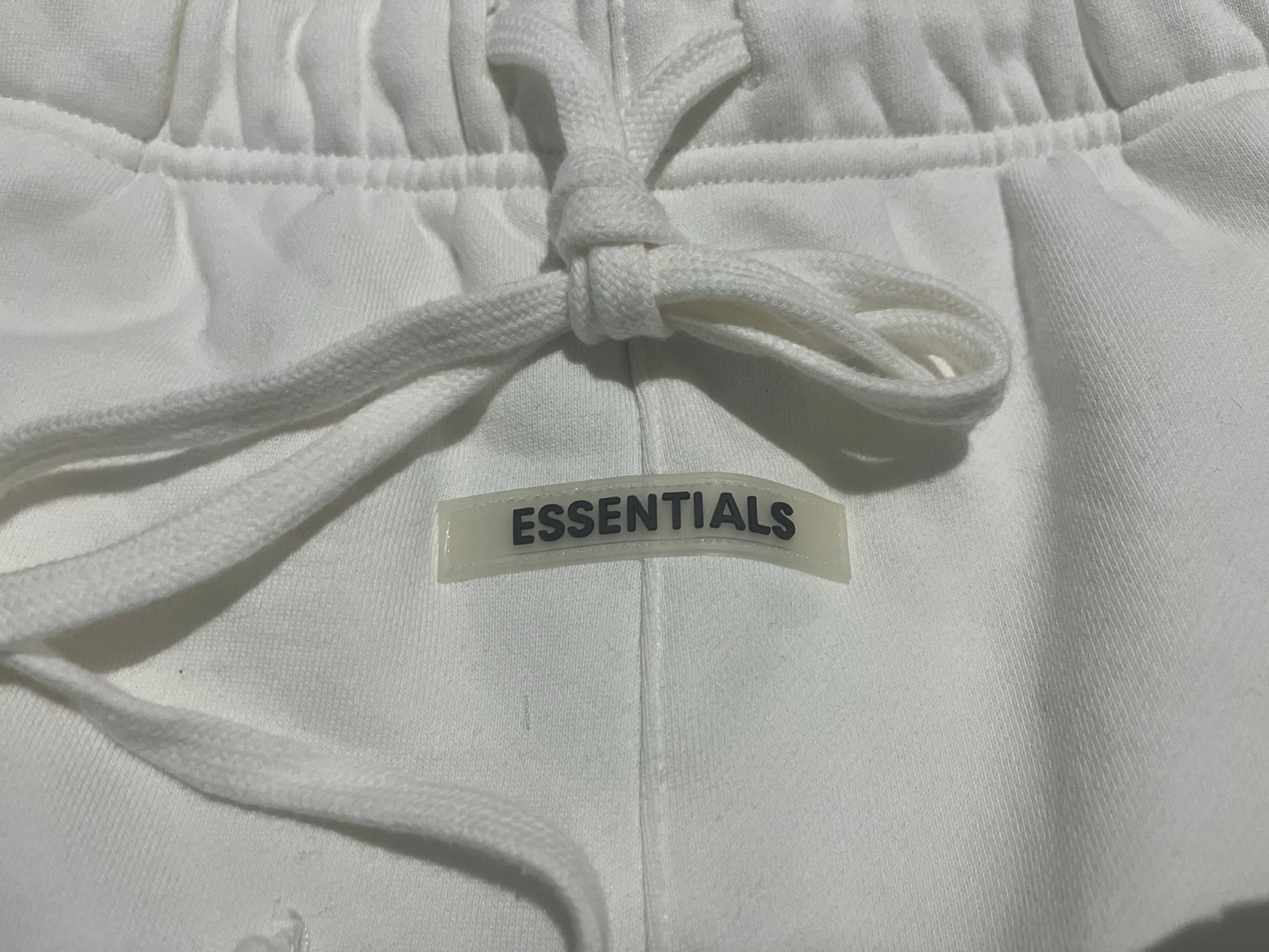 fear-of-god-essentials-sweat-shorts-white-5-Drip Store Argentina
