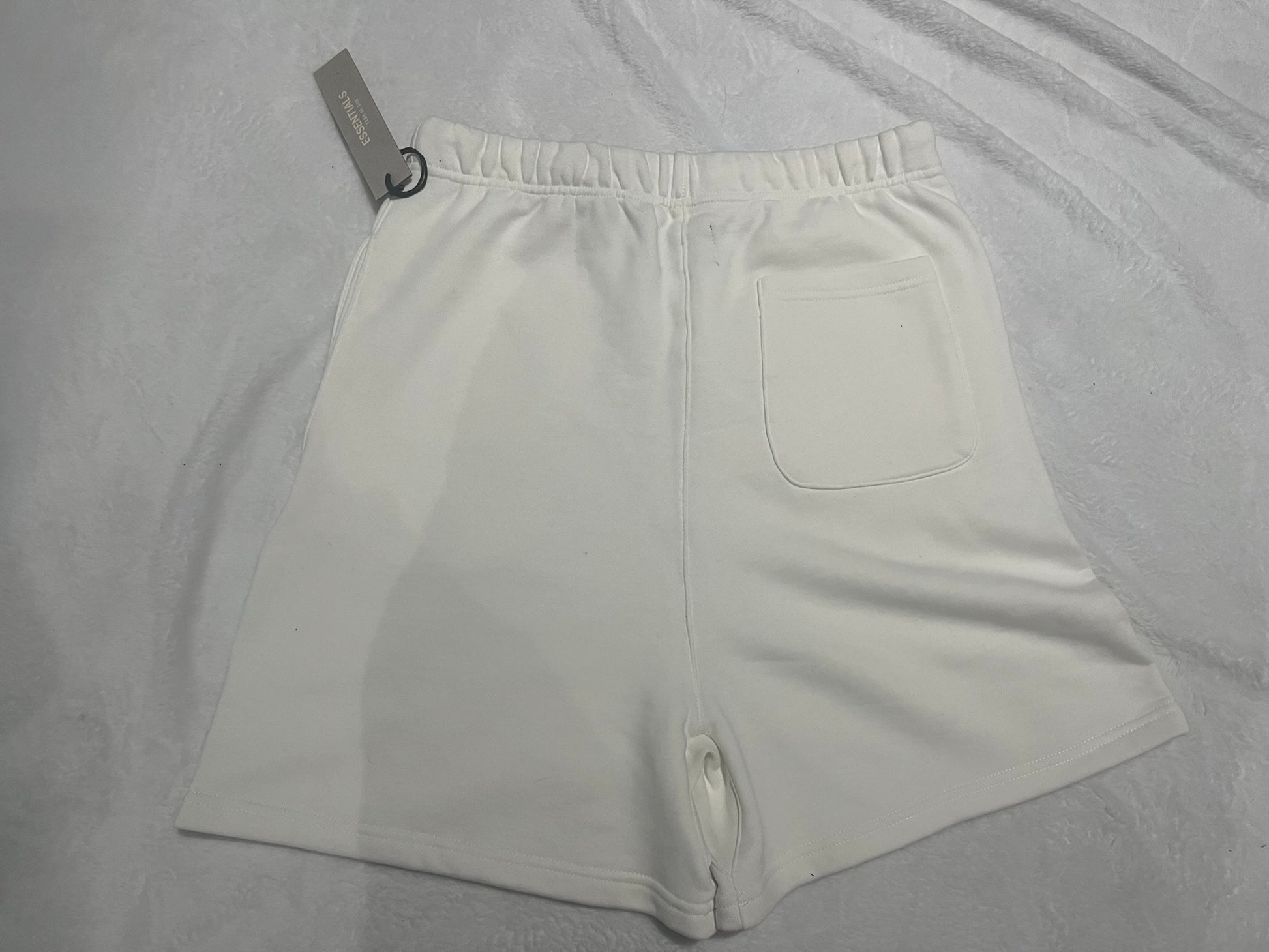 fear-of-god-essentials-sweat-shorts-white-6-Drip Store Argentina