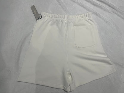 fear-of-god-essentials-sweat-shorts-white-6-Drip Store Argentina